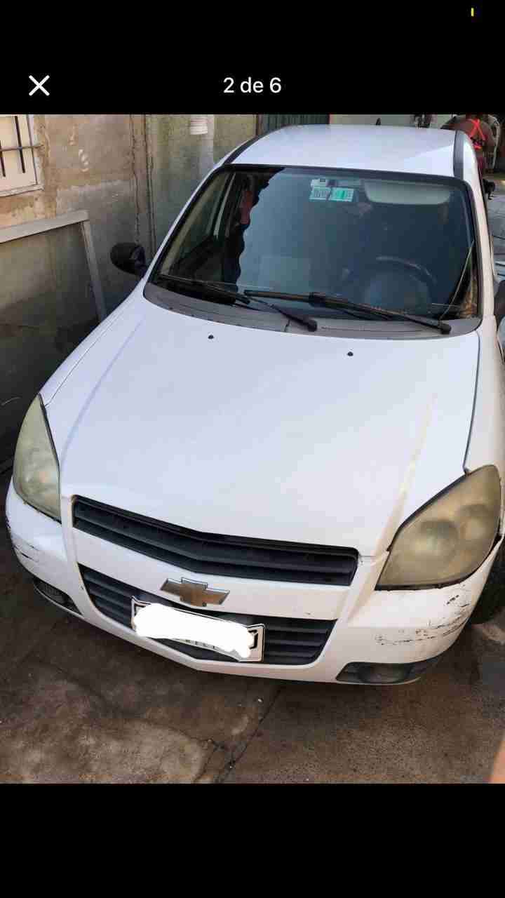 Auto Chevrolet blanco en buen estado - 1