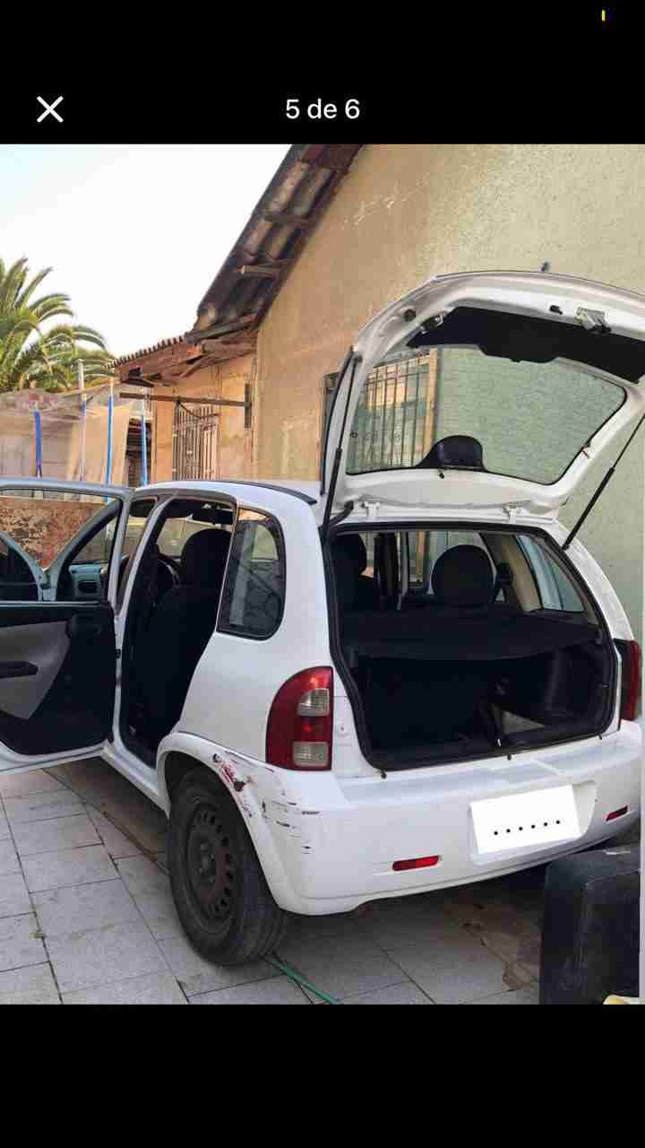 Auto Chevrolet blanco en buen estado - 2