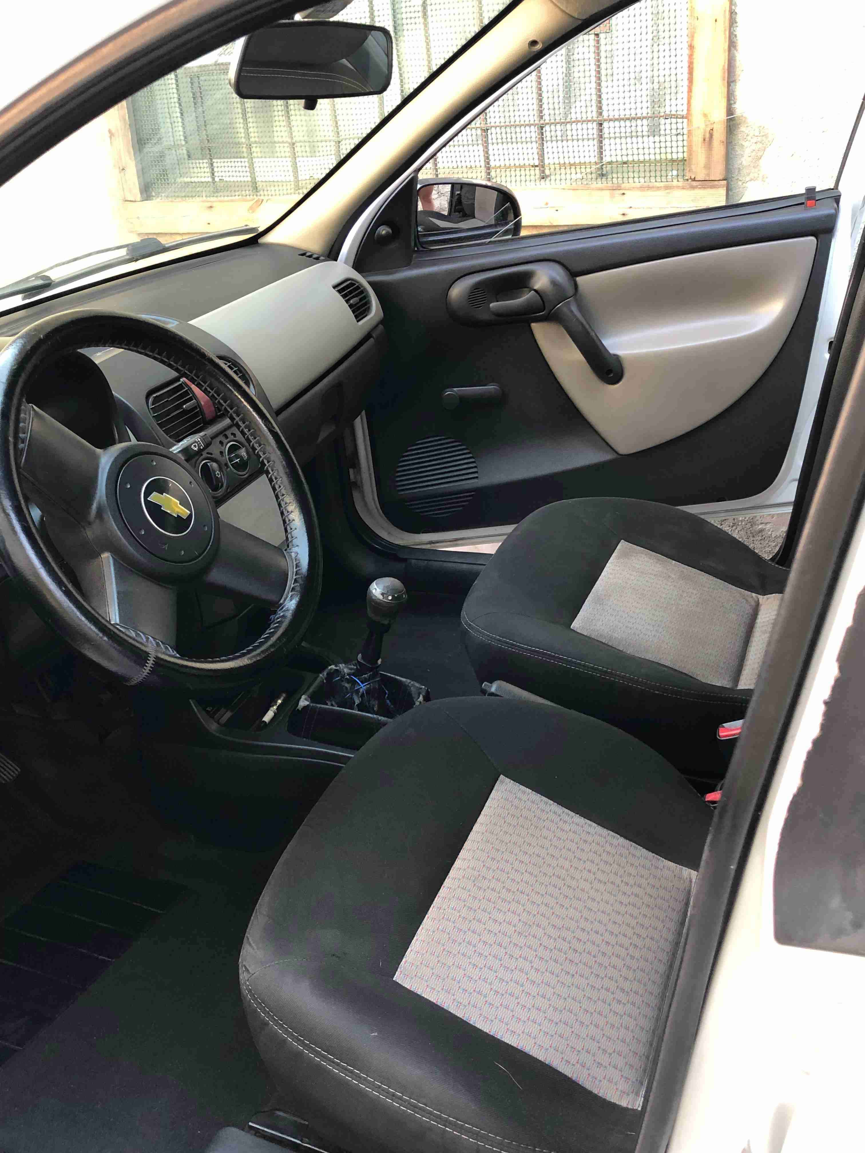 Auto Chevrolet blanco en buen estado - 3