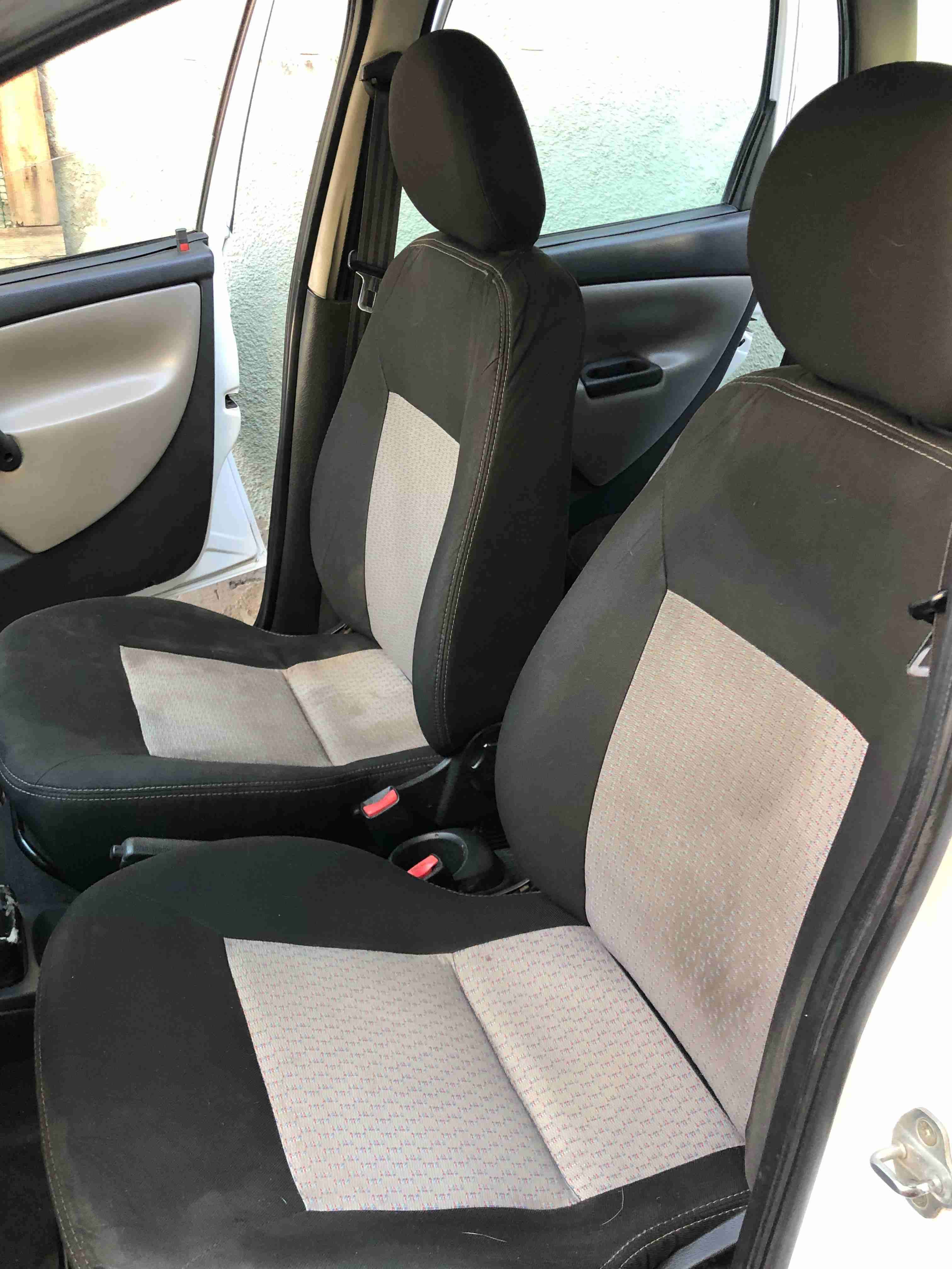 Auto Chevrolet blanco en buen estado - 4