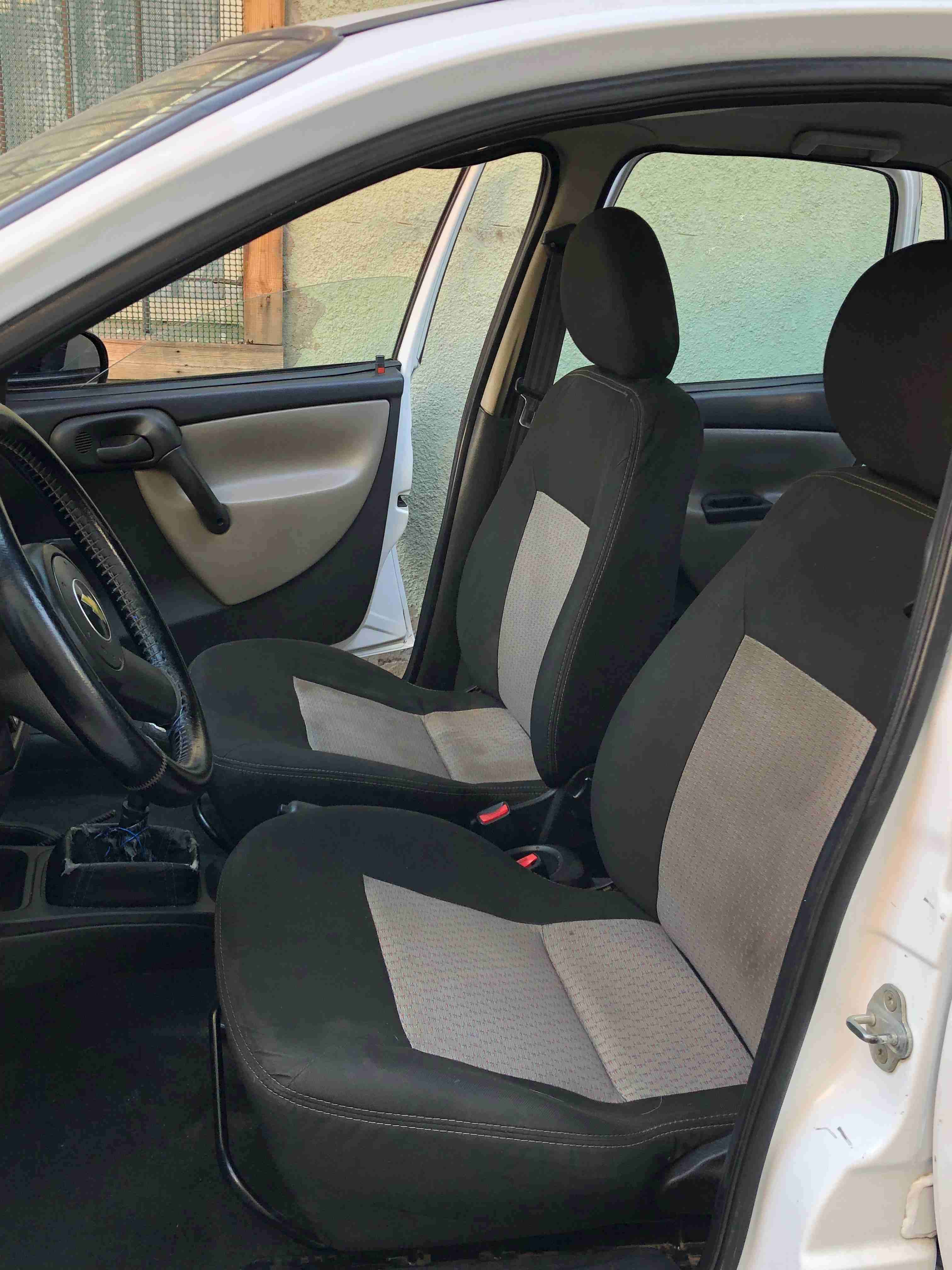 Auto Chevrolet blanco en buen estado - 5