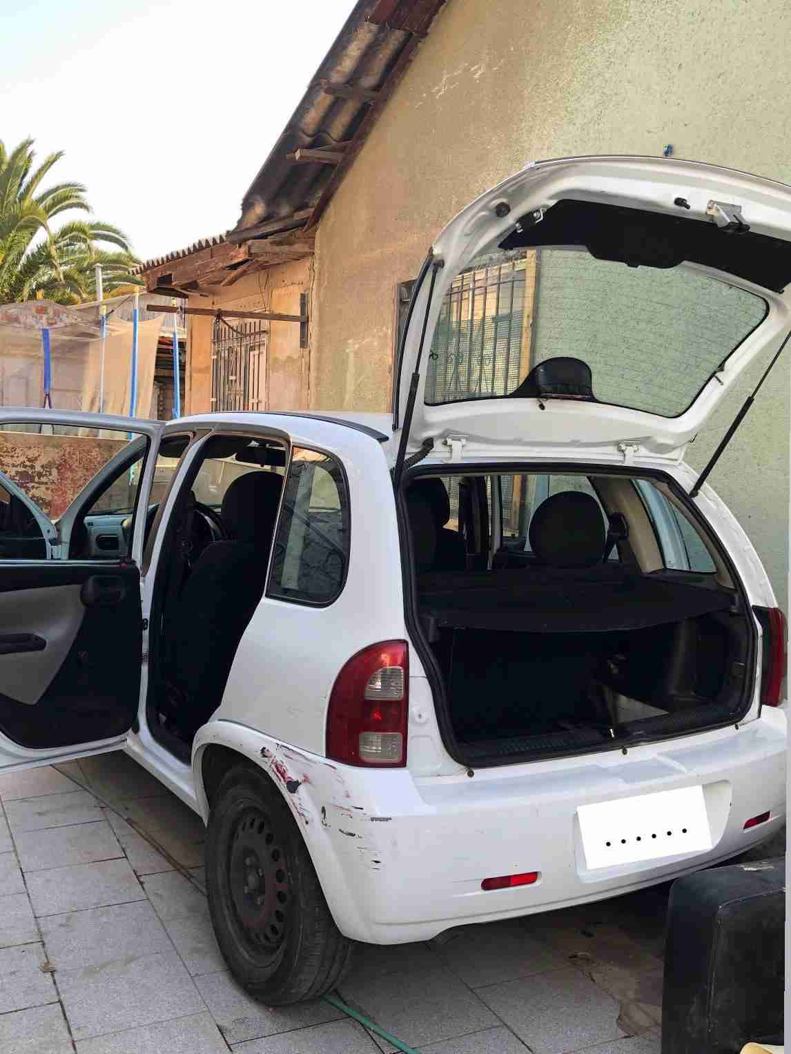 Auto Chevrolet blanco en buen estado - 6