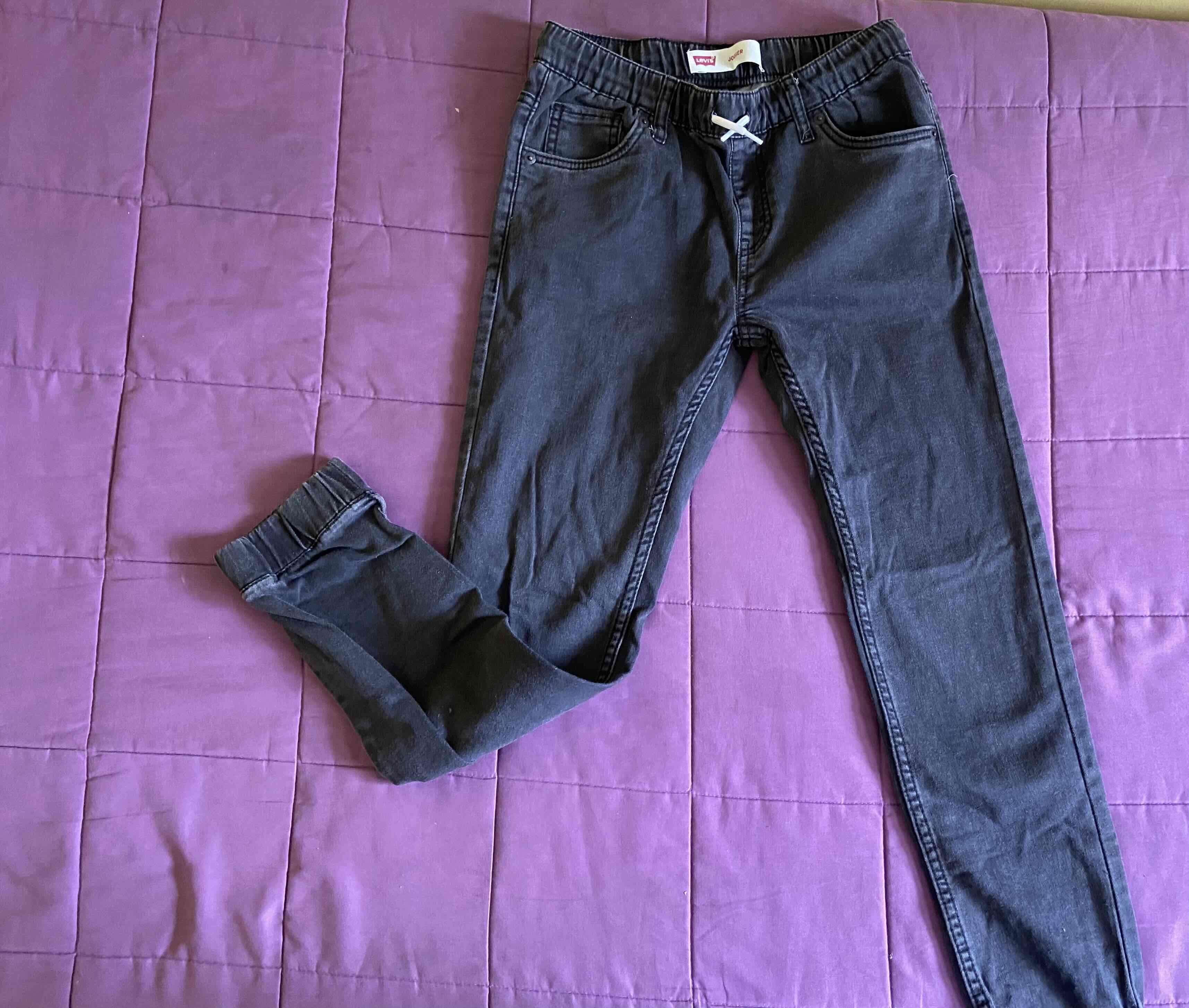 Pantalón tipo jogger marca Levi’s talla 12 - miniatura 1
