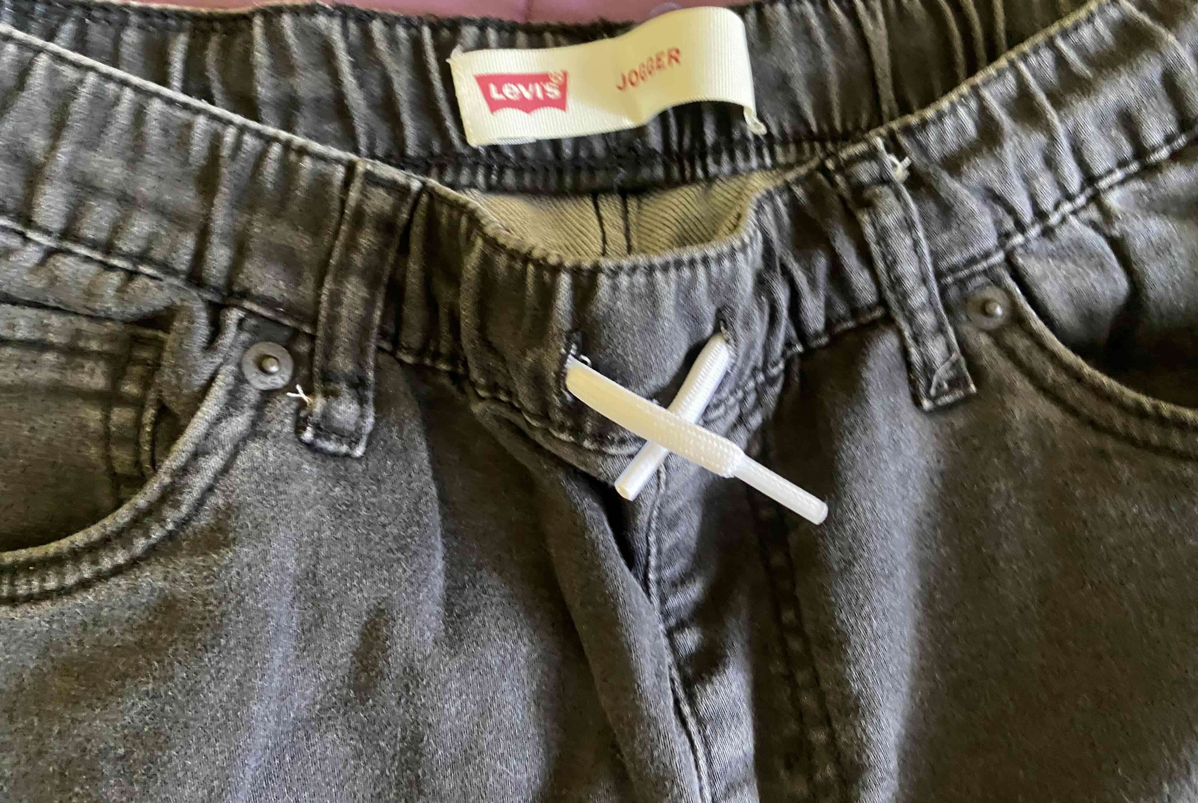 Pantalón tipo jogger marca Levi’s talla 12 - miniatura 2