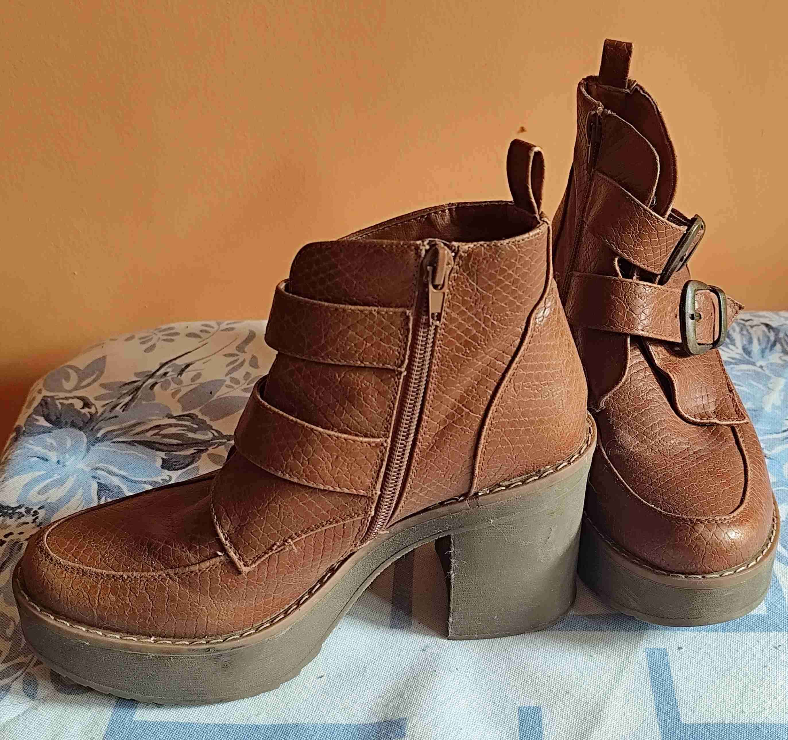 Botines de cuero marrón con hebillas c/moran - miniatura 2