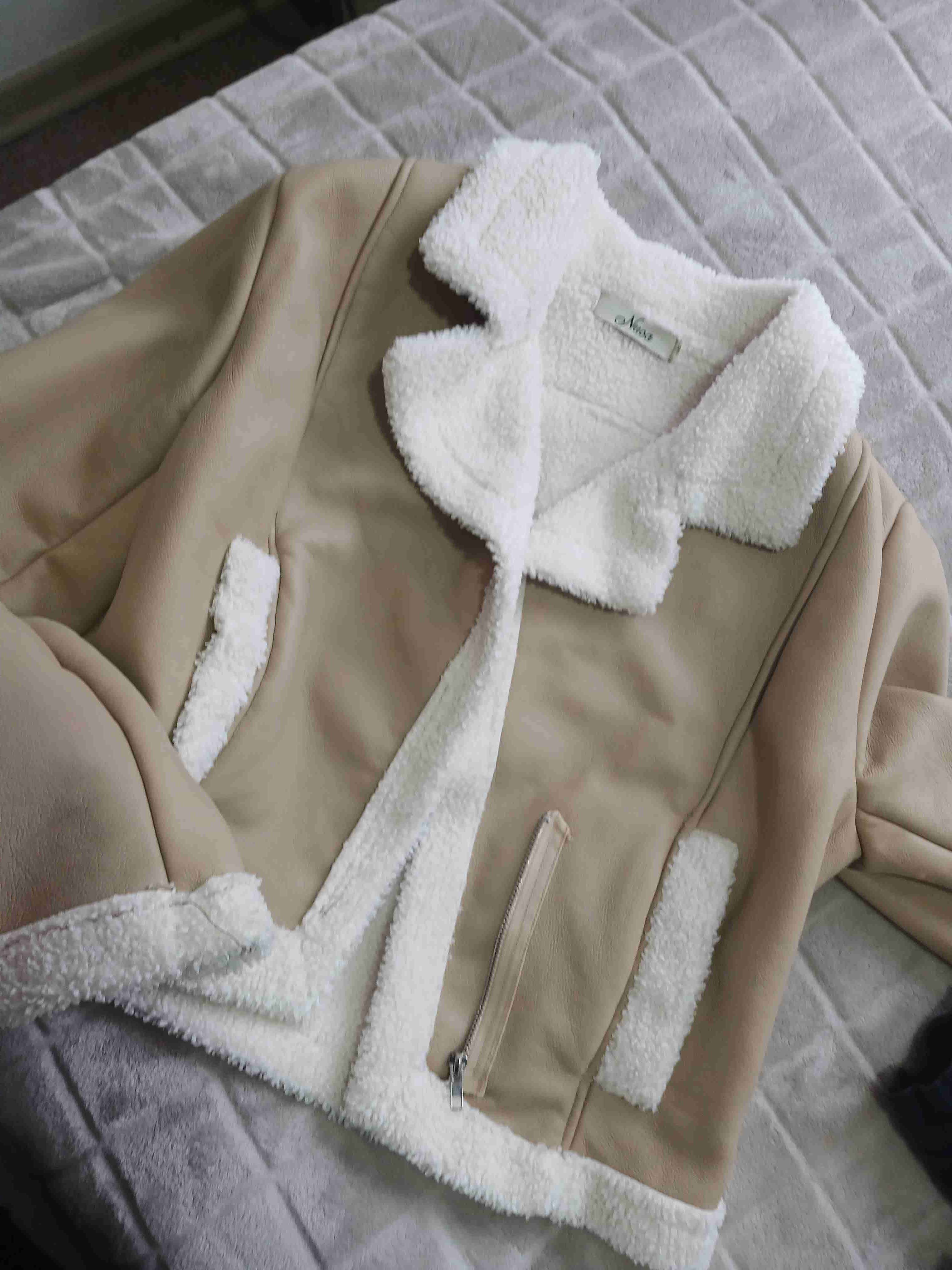 Chaqueta beige con forro blanco - 1