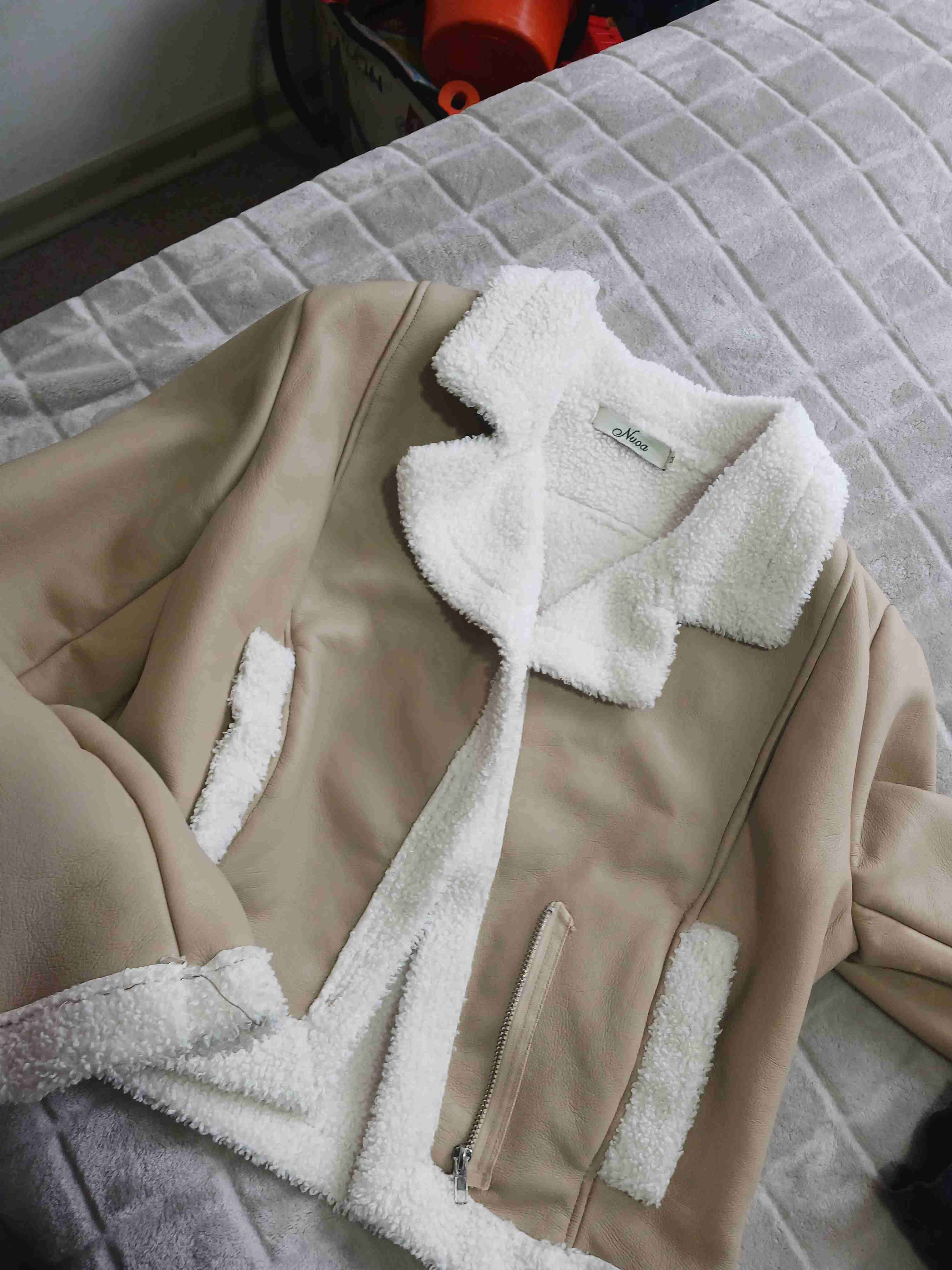 Chaqueta beige con forro blanco - 2