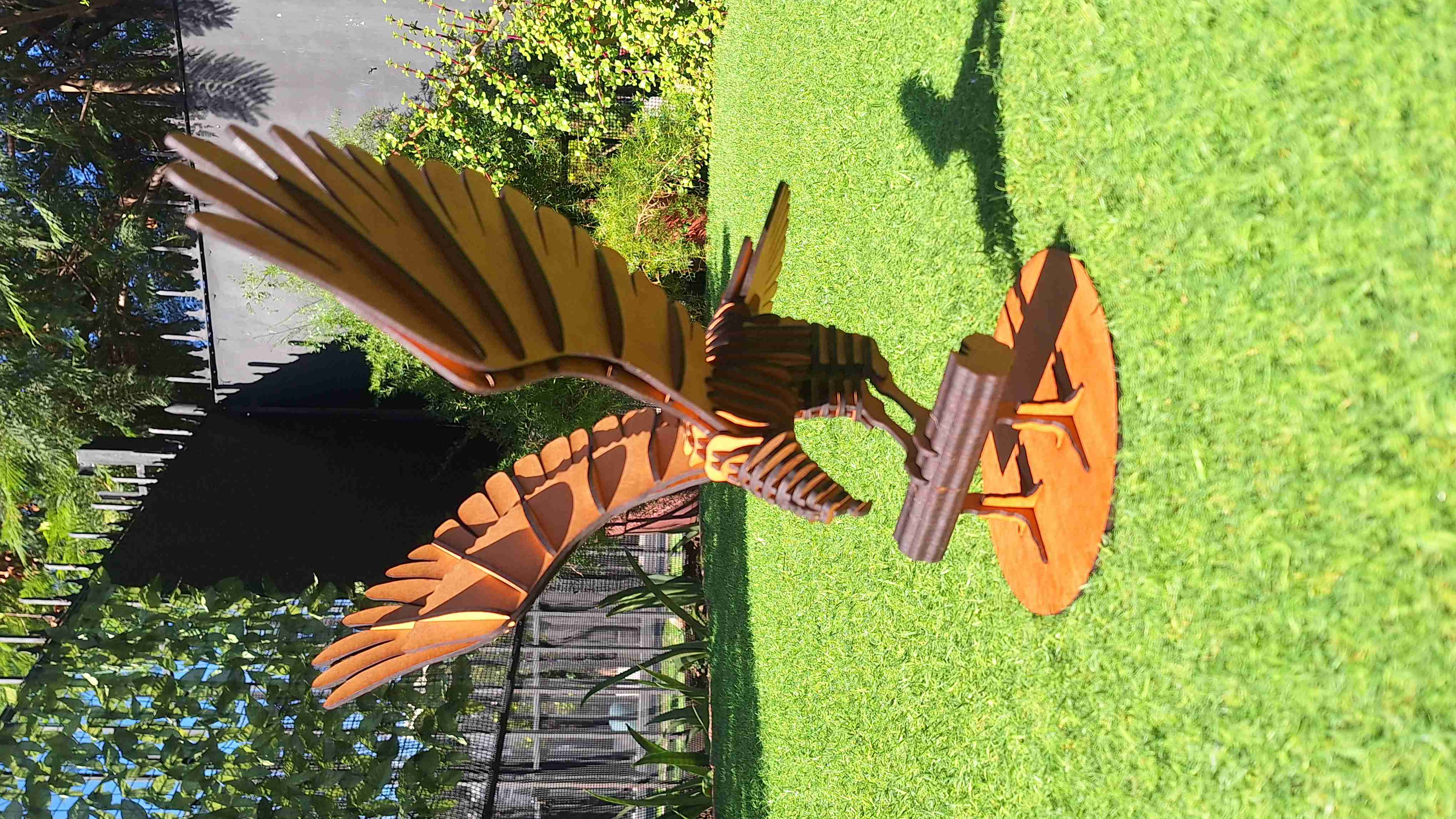 Halcón decorativo de madera