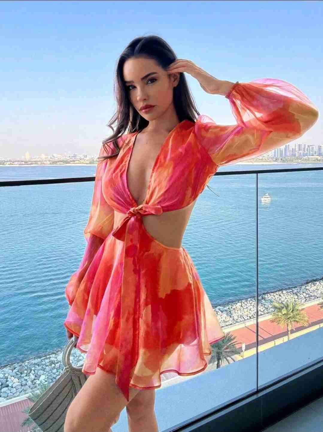 Vestido corto colorido con escote