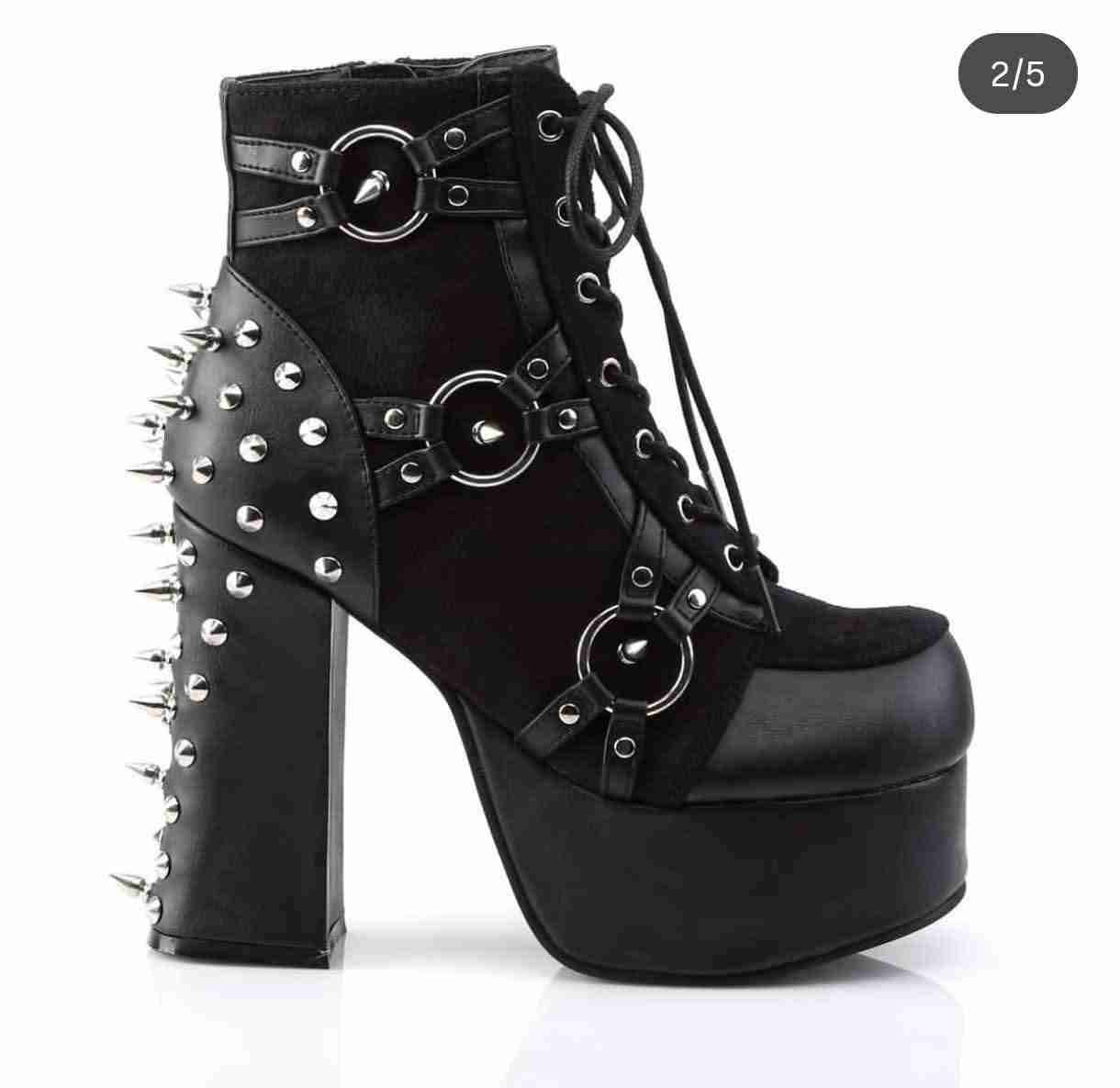 Botas negras con tachuelas - 1