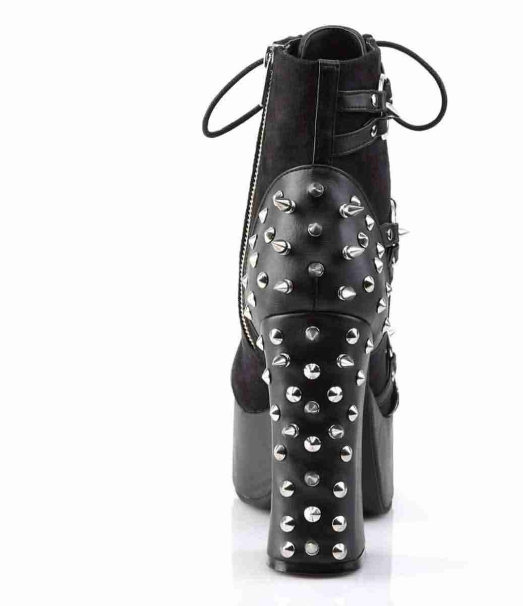 Botas negras con tachuelas - 4