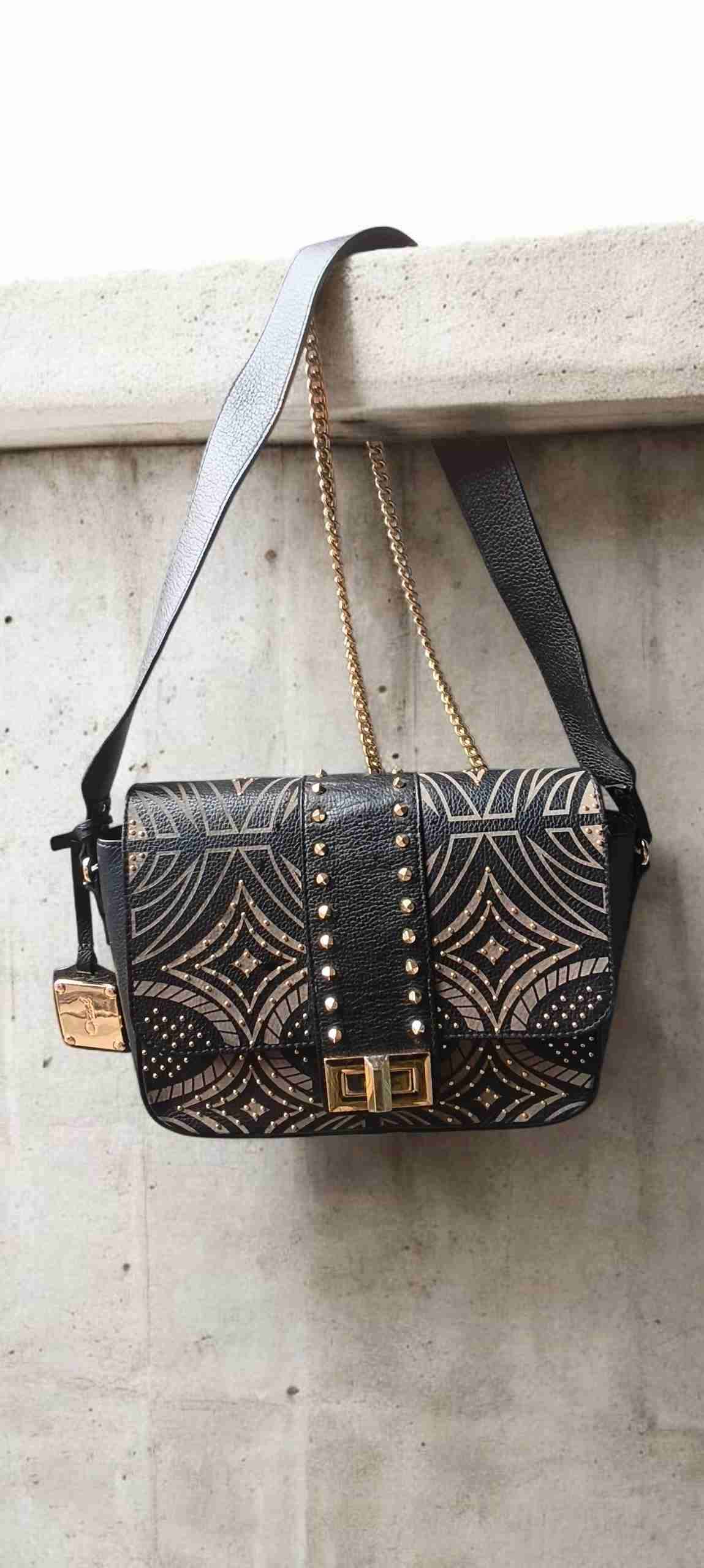 Cartera negra decorativa - 1