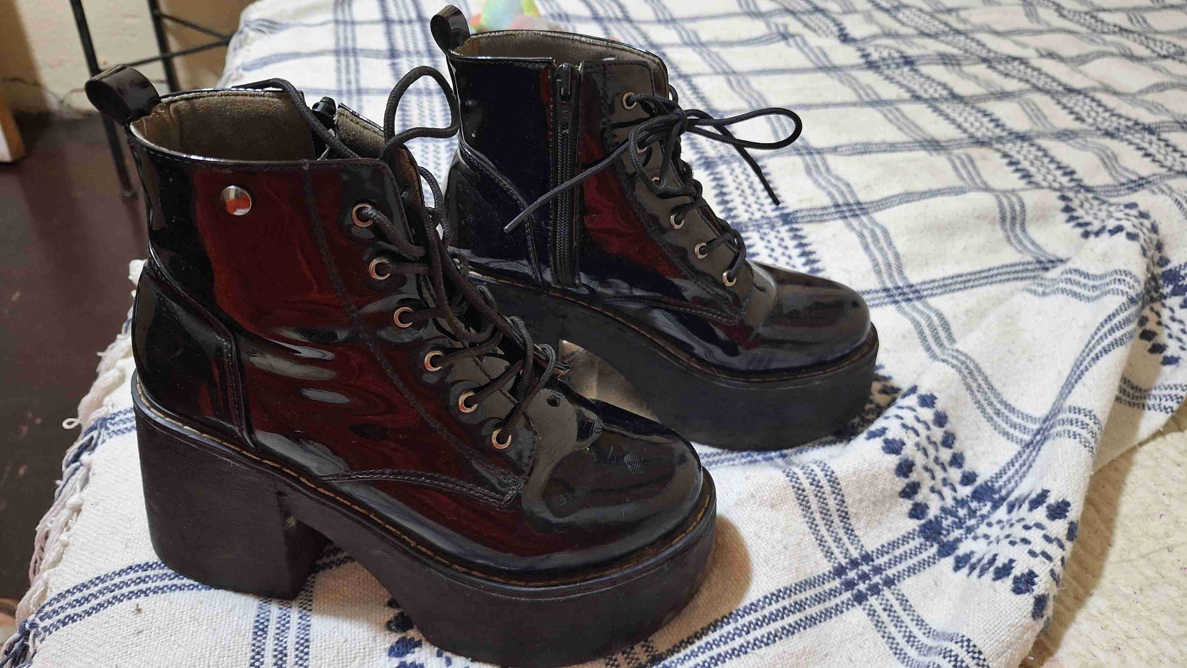 Botines negros estilo charol con plataforma - 1