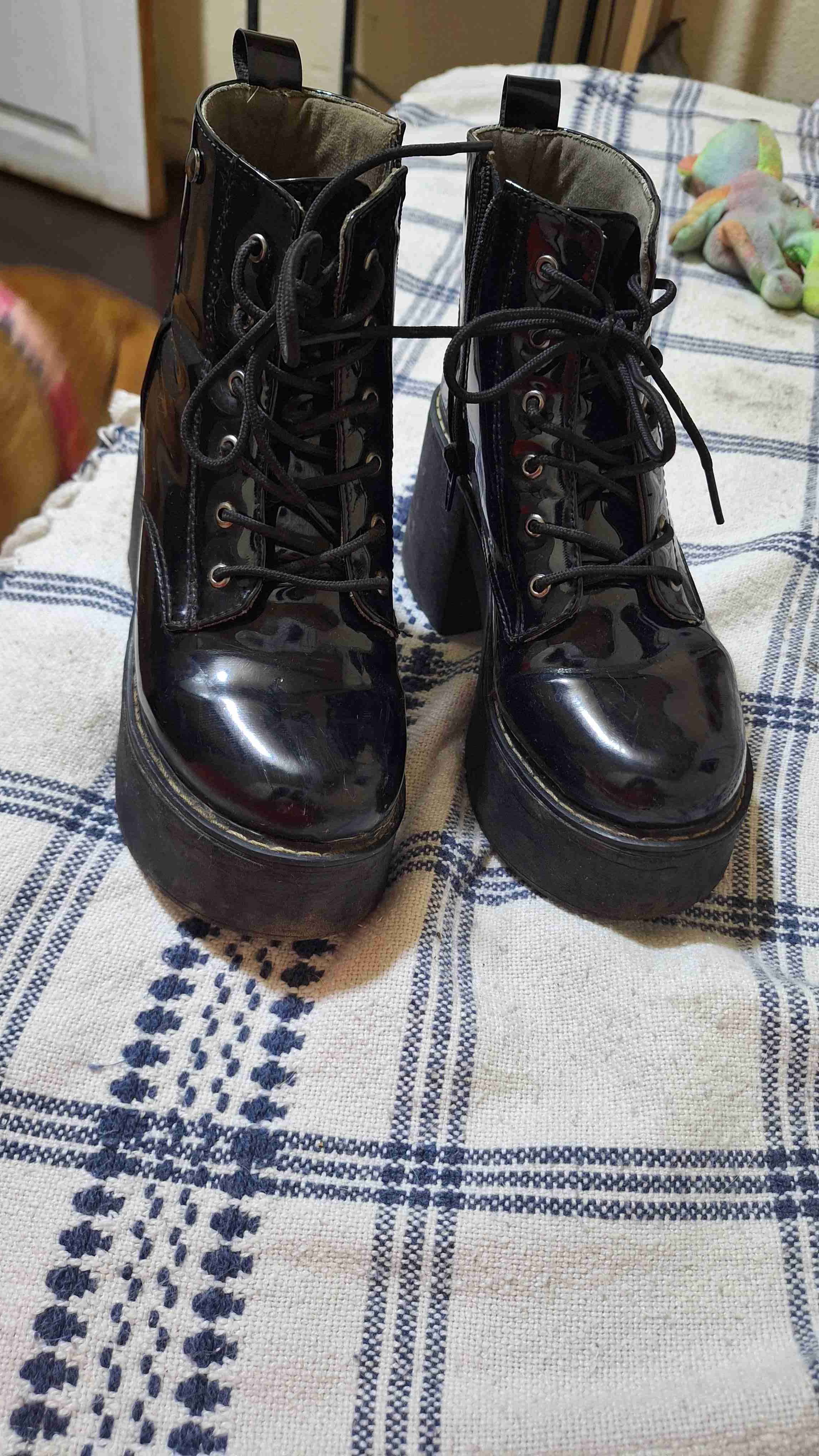 Botines negros estilo charol con plataforma - 2