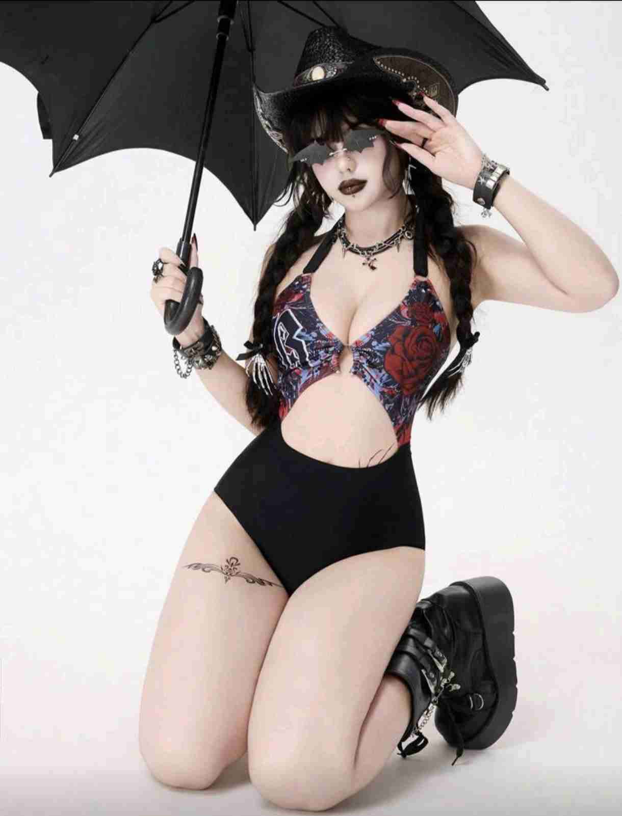 Traje de baño negro con estampado floral - miniatura 4