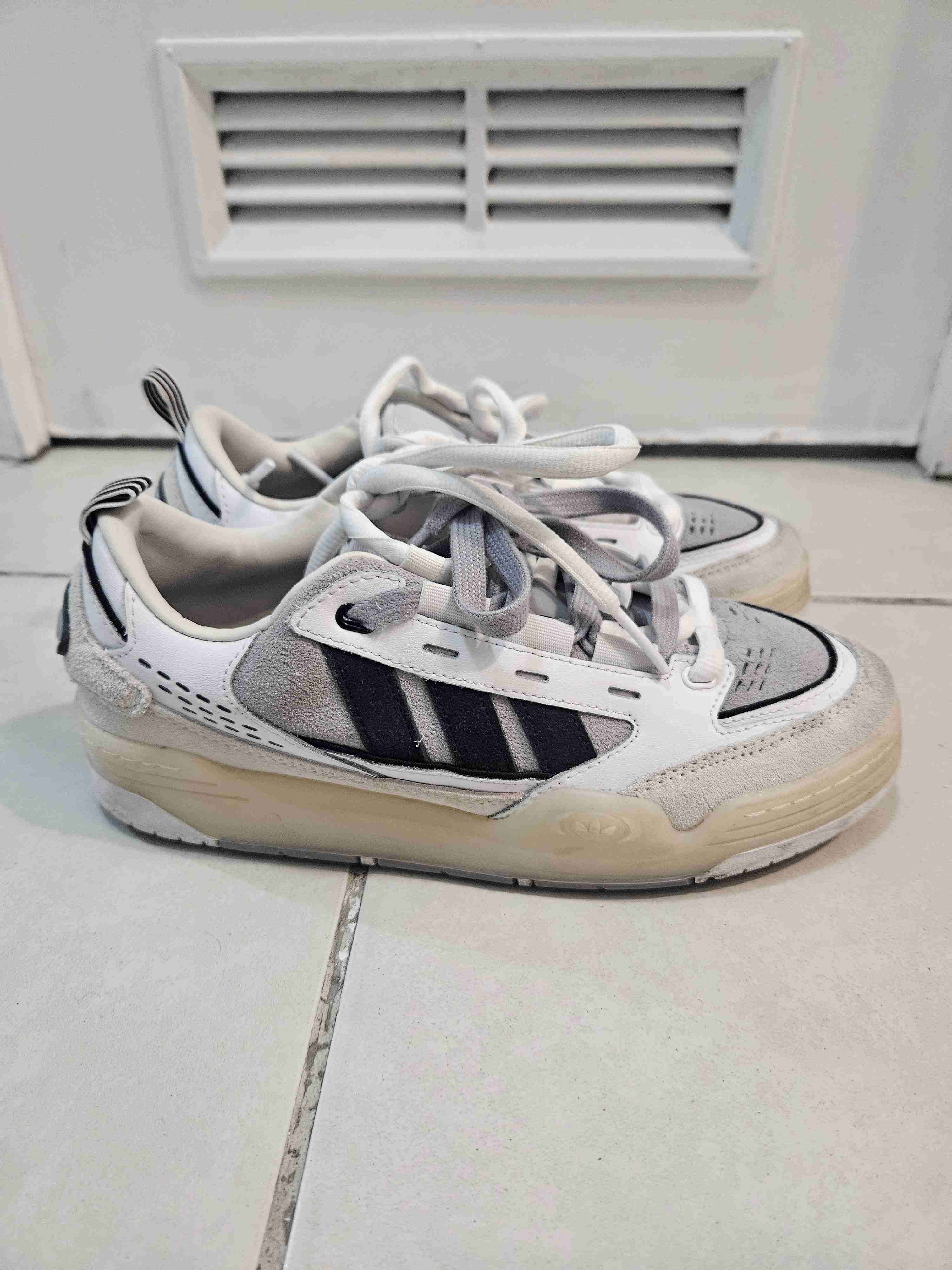 Zapatillas deportivas blancas y negras