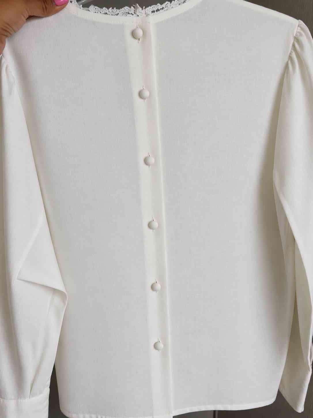 Blusa blanca con encaje - miniatura 3