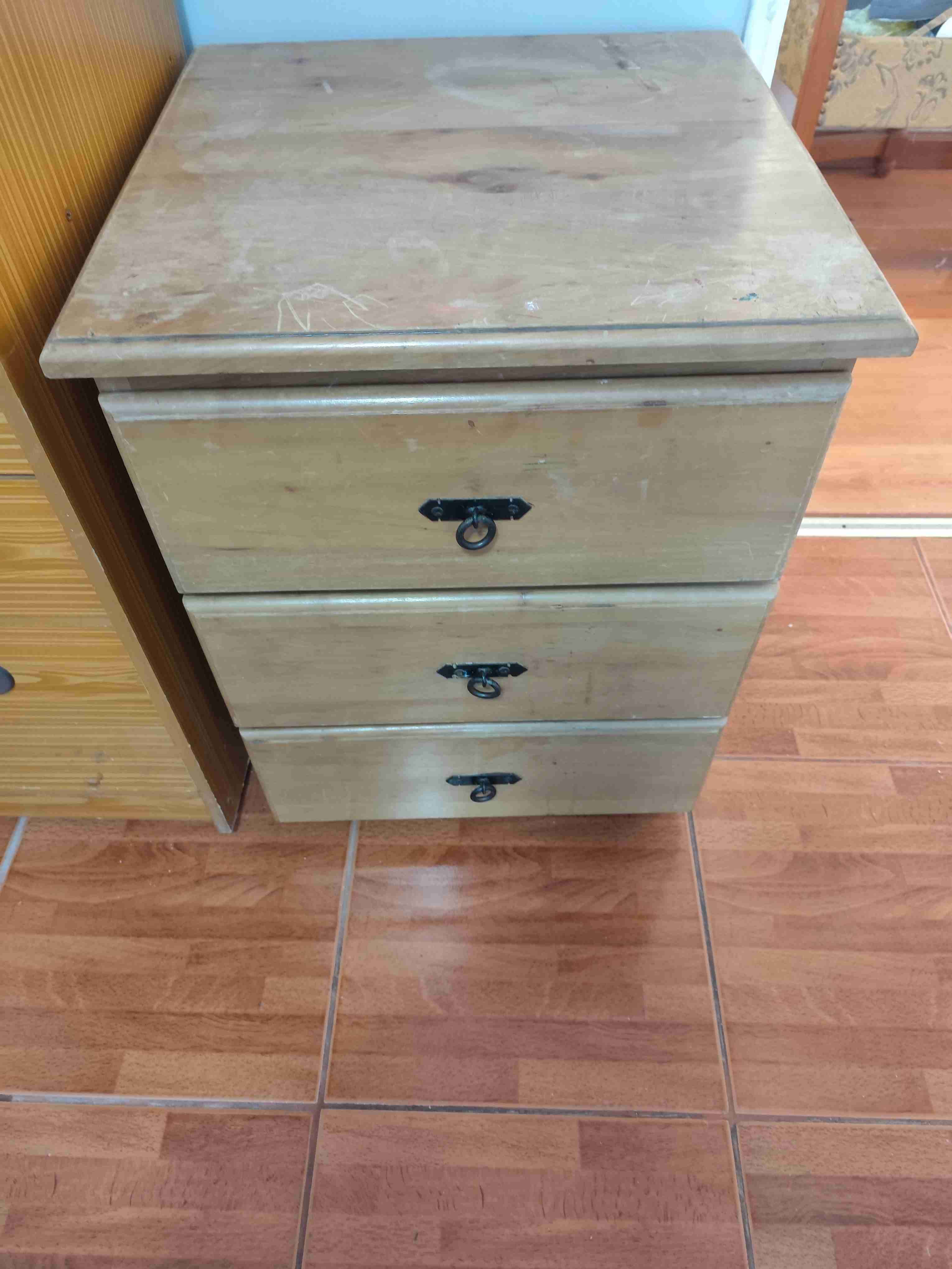 Velador de madera con cajones