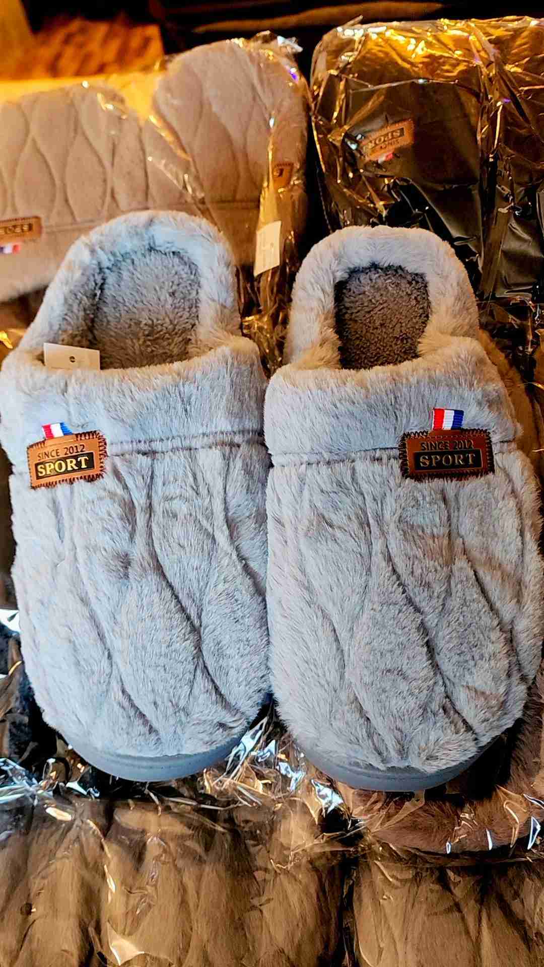 Pantuflas peludas color marrón - miniatura 2