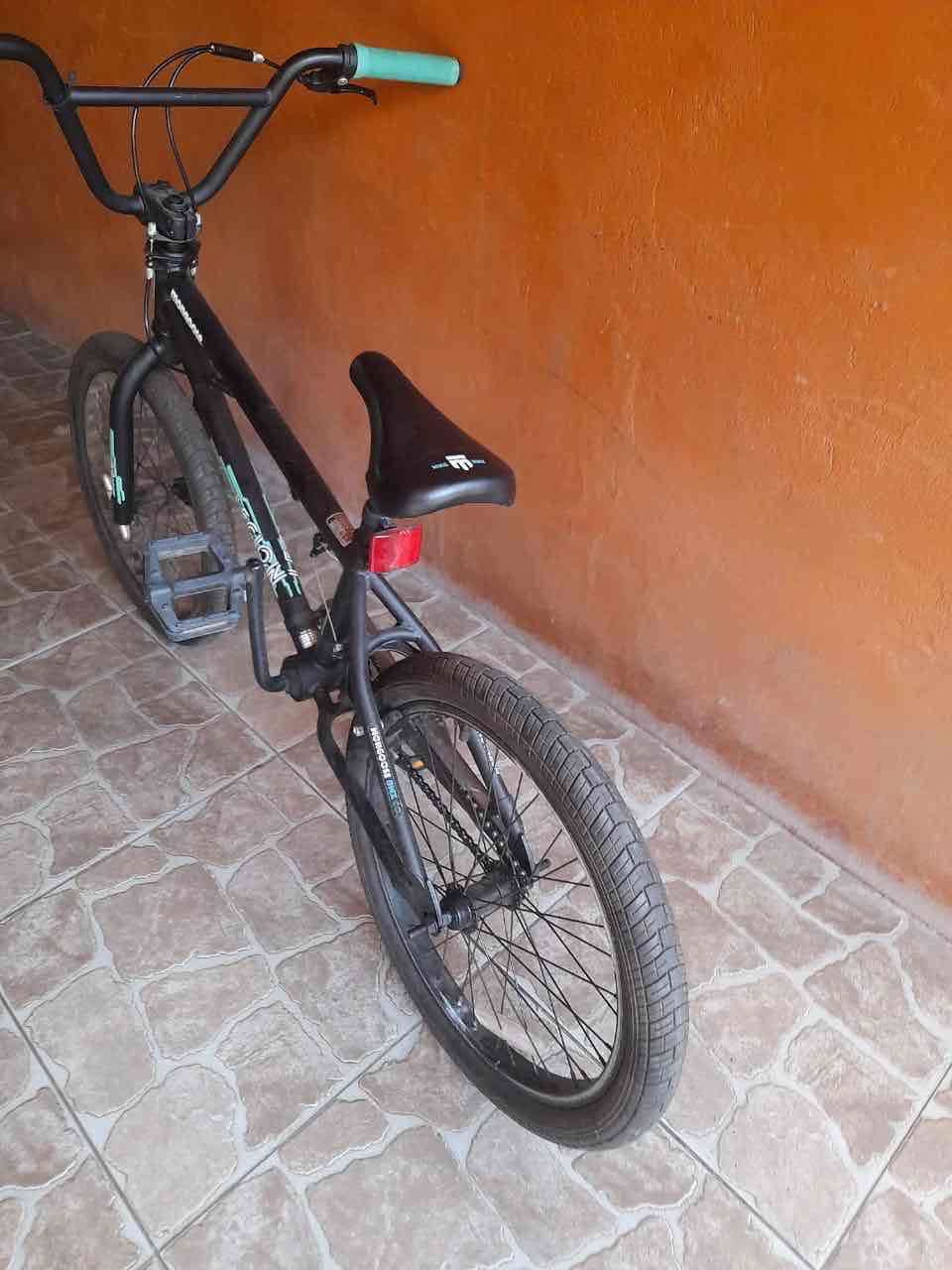 Bicicleta BMX negra - miniatura 3