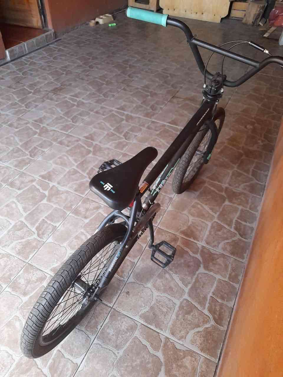 Bicicleta BMX negra - miniatura 4