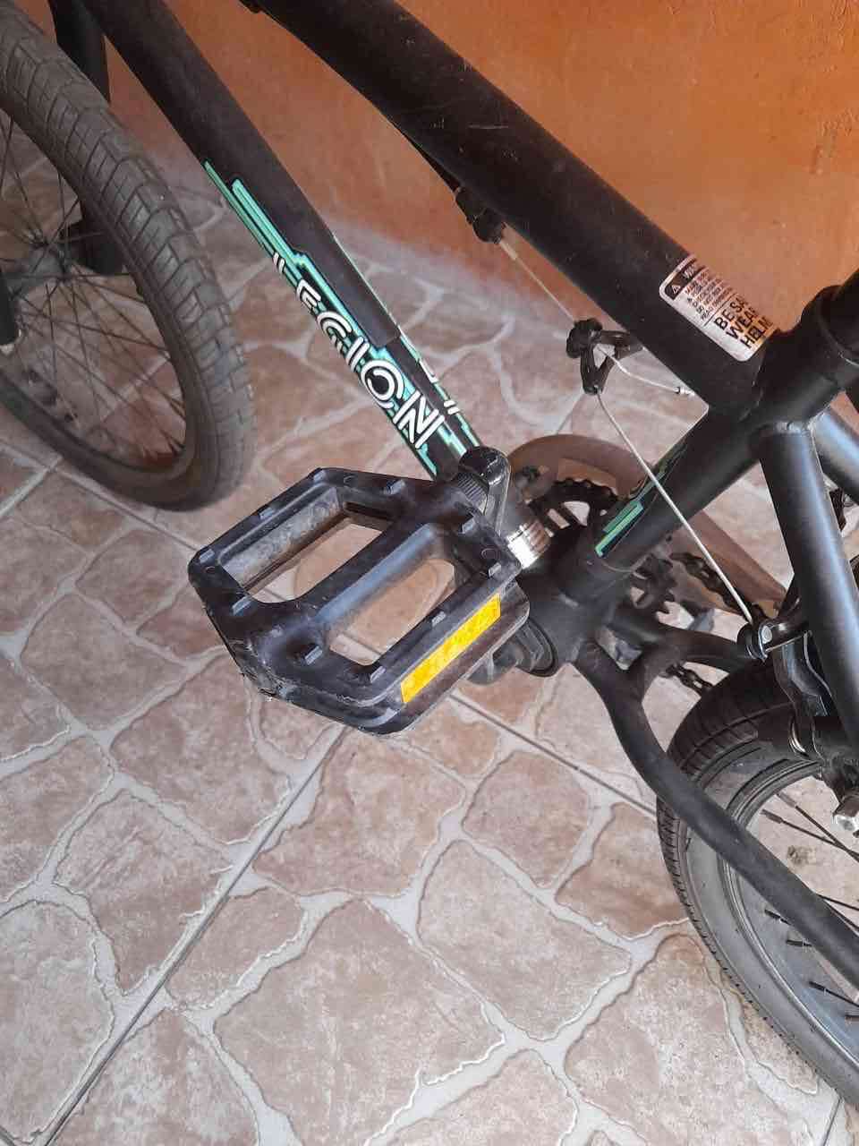 Bicicleta BMX negra - miniatura 5