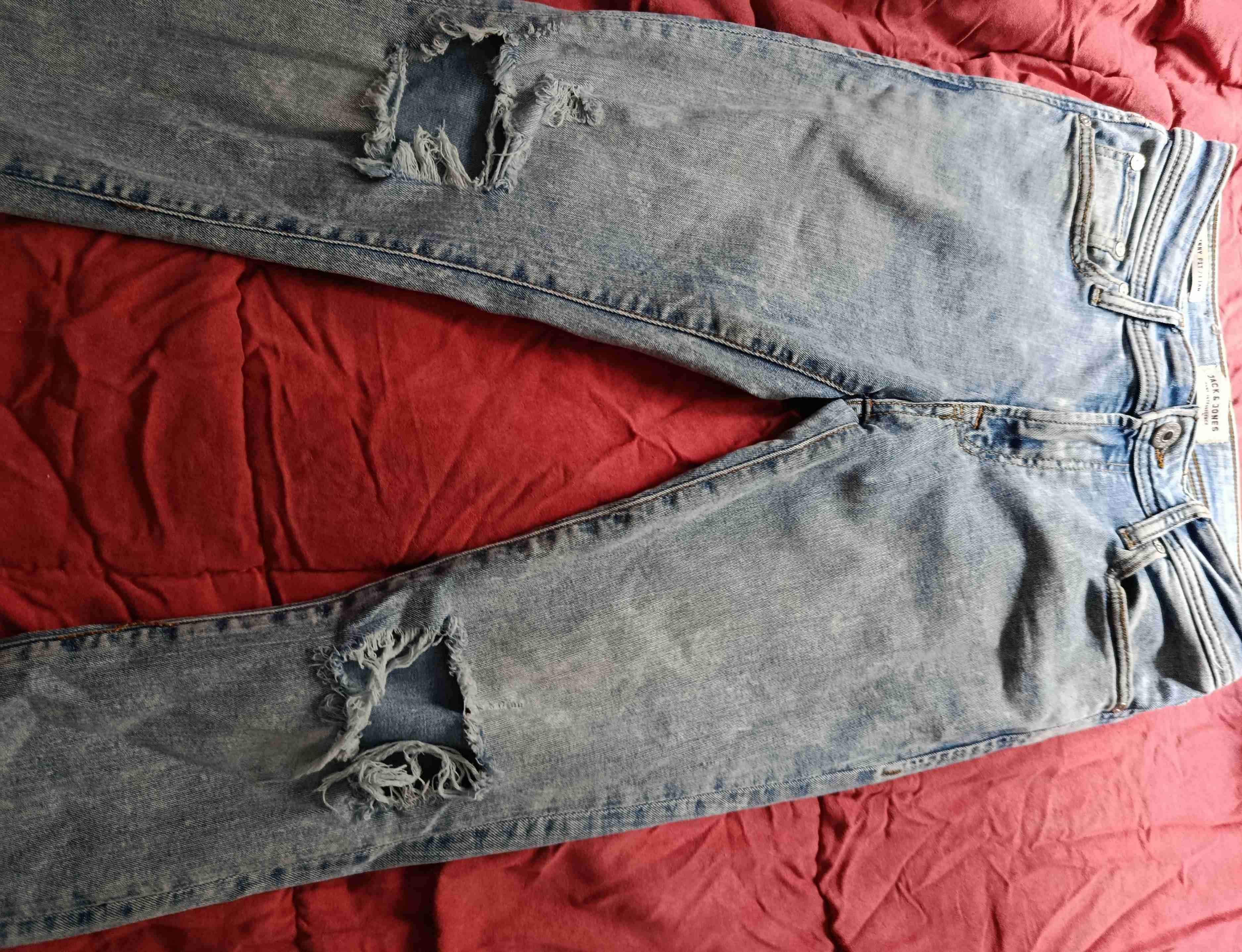 Jeans azul gastado con roturas - 1