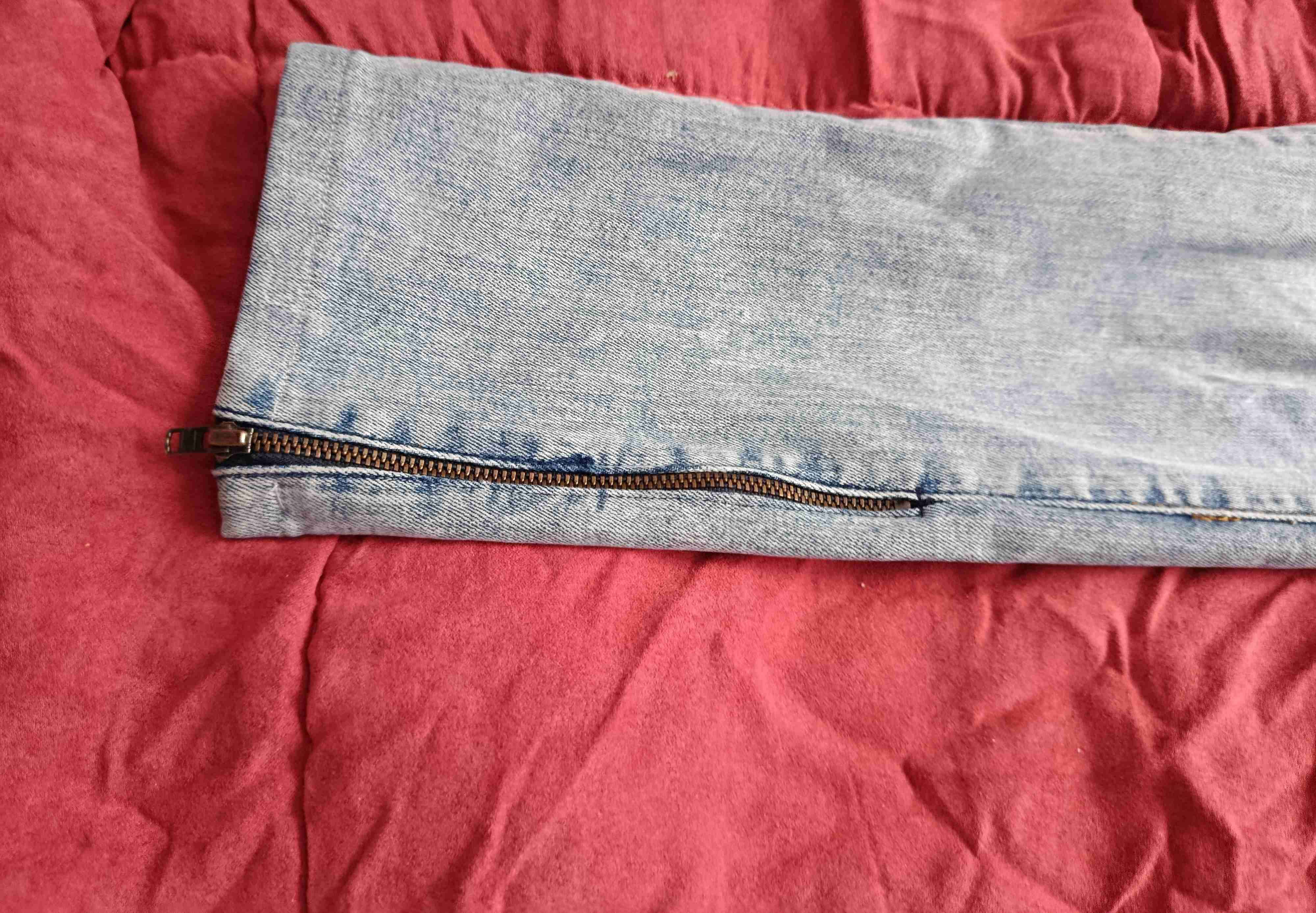 Jeans azul gastado con roturas - 2