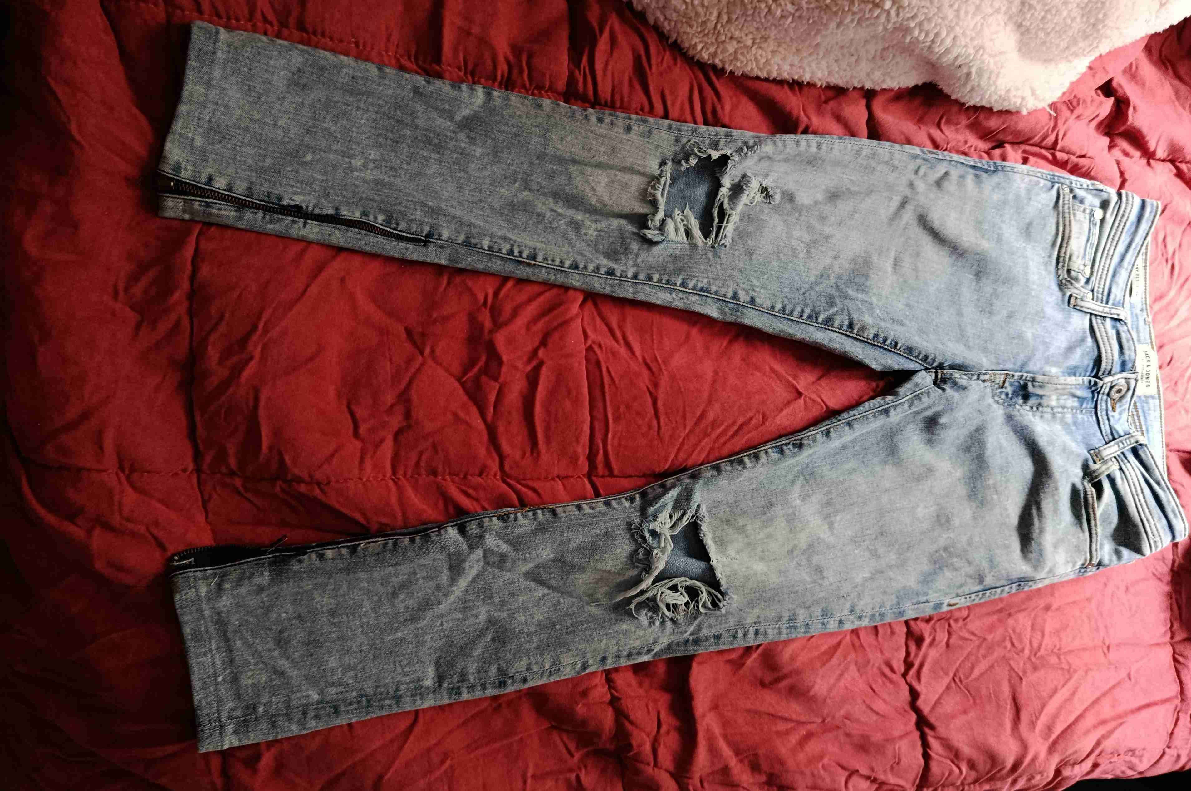 Jeans azul gastado con roturas - 3