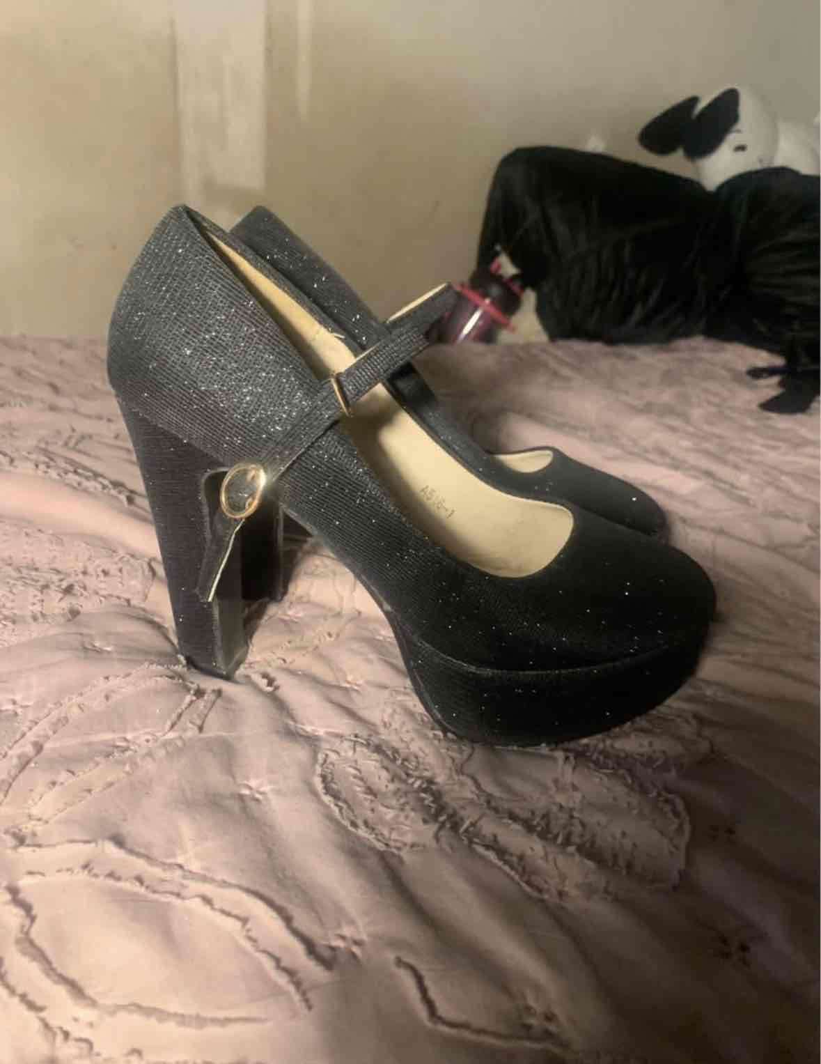 tacón negro brillantes