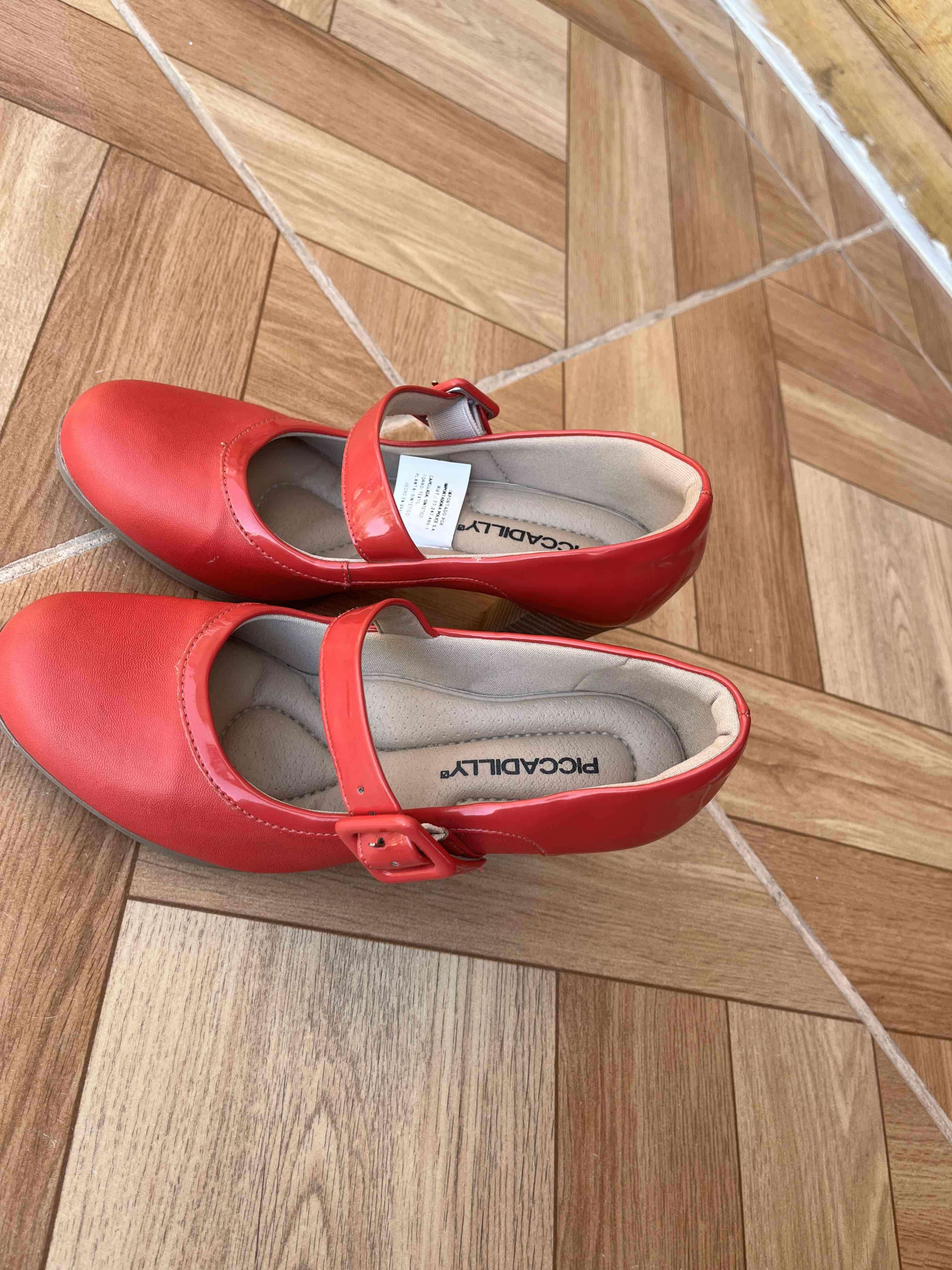 Zapatos rojos de tacón medio - miniatura 2