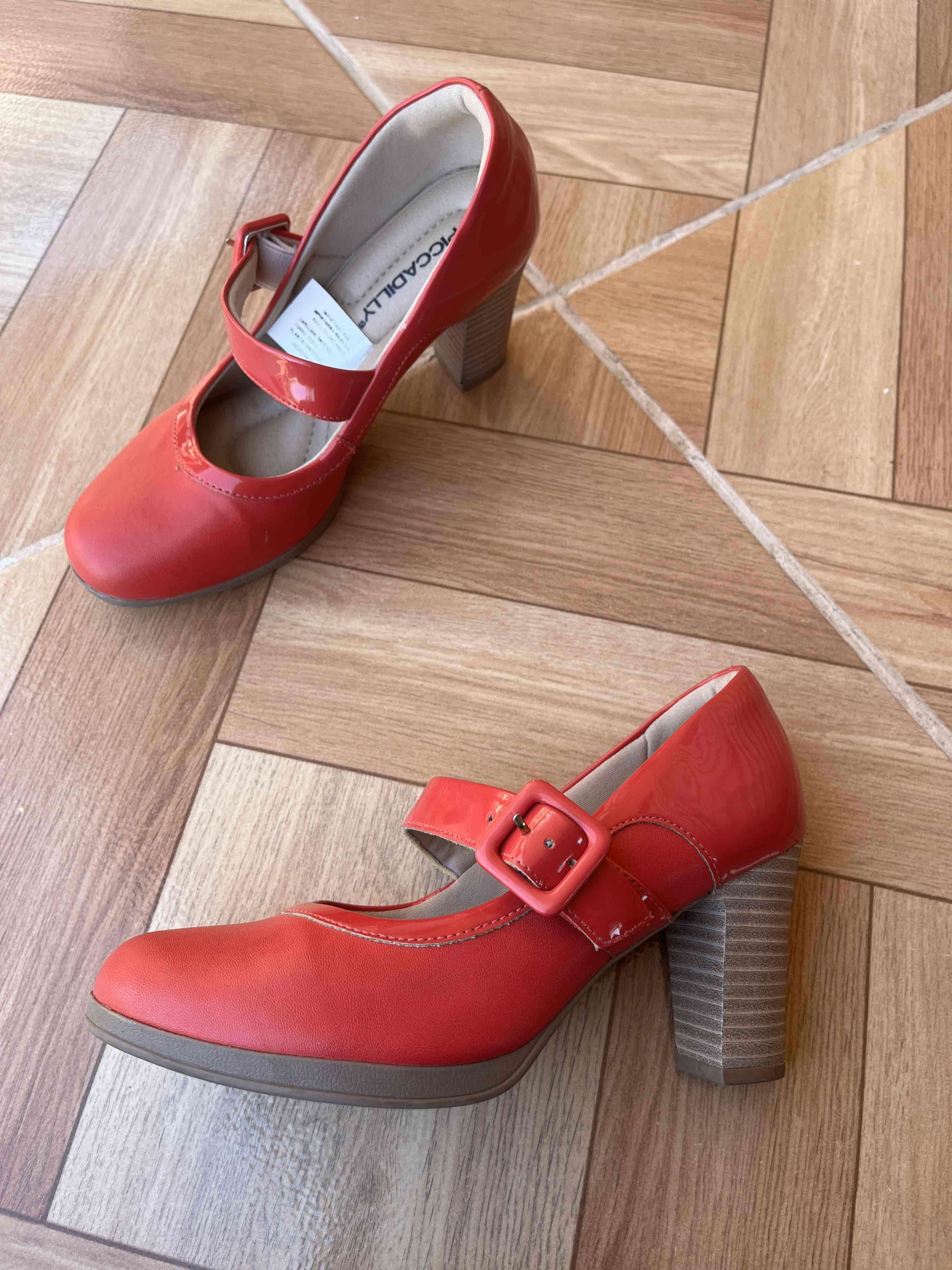 Zapatos rojos de tacón medio - miniatura 4