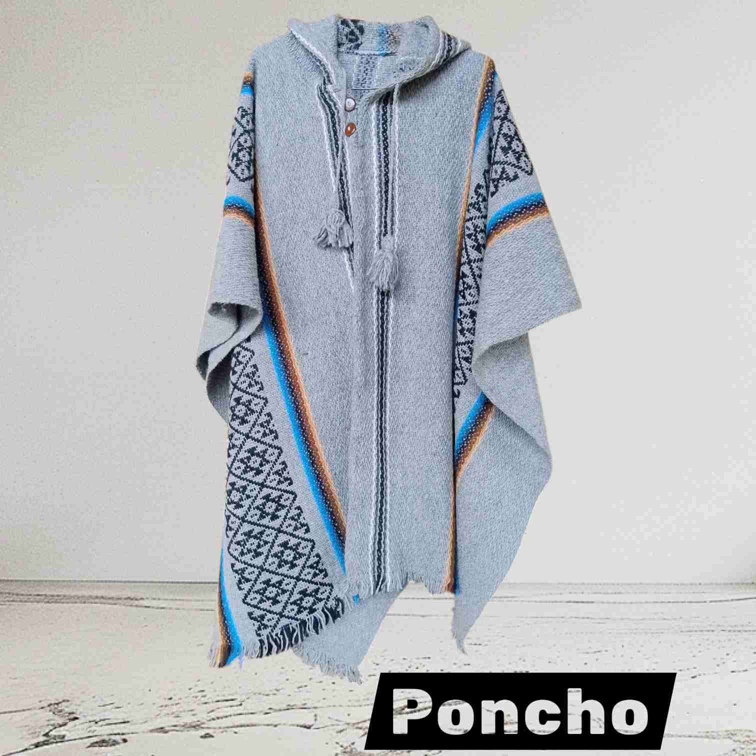 Poncho gris con diseño étnico