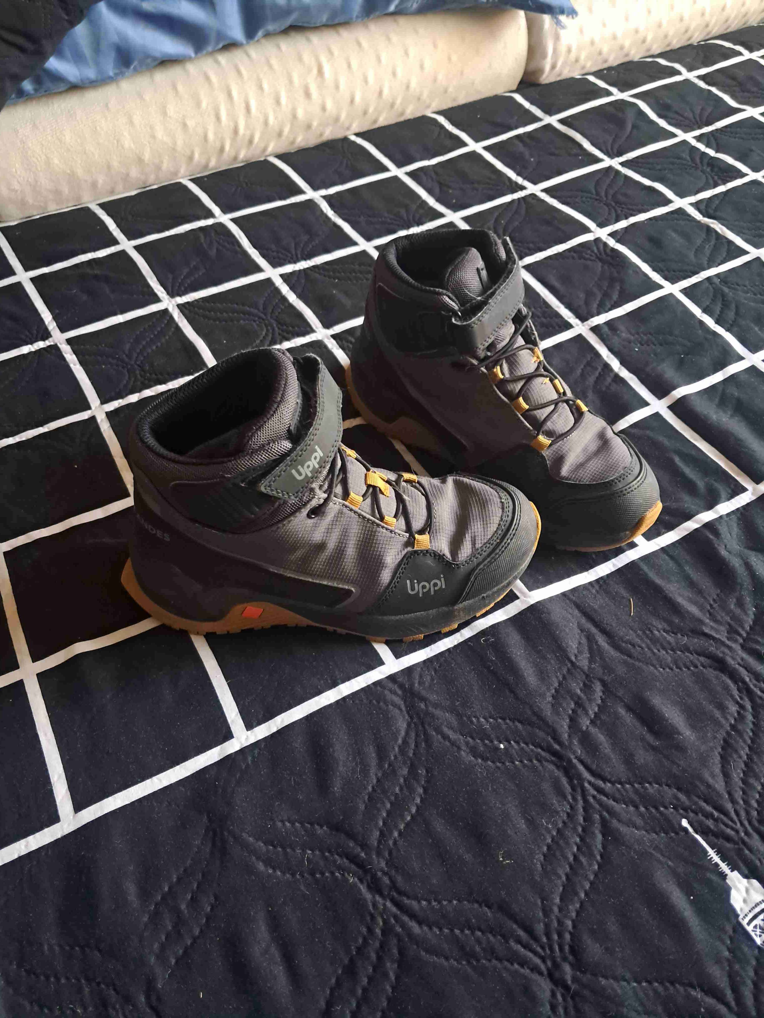 Botas de montaña gris y negro - 2