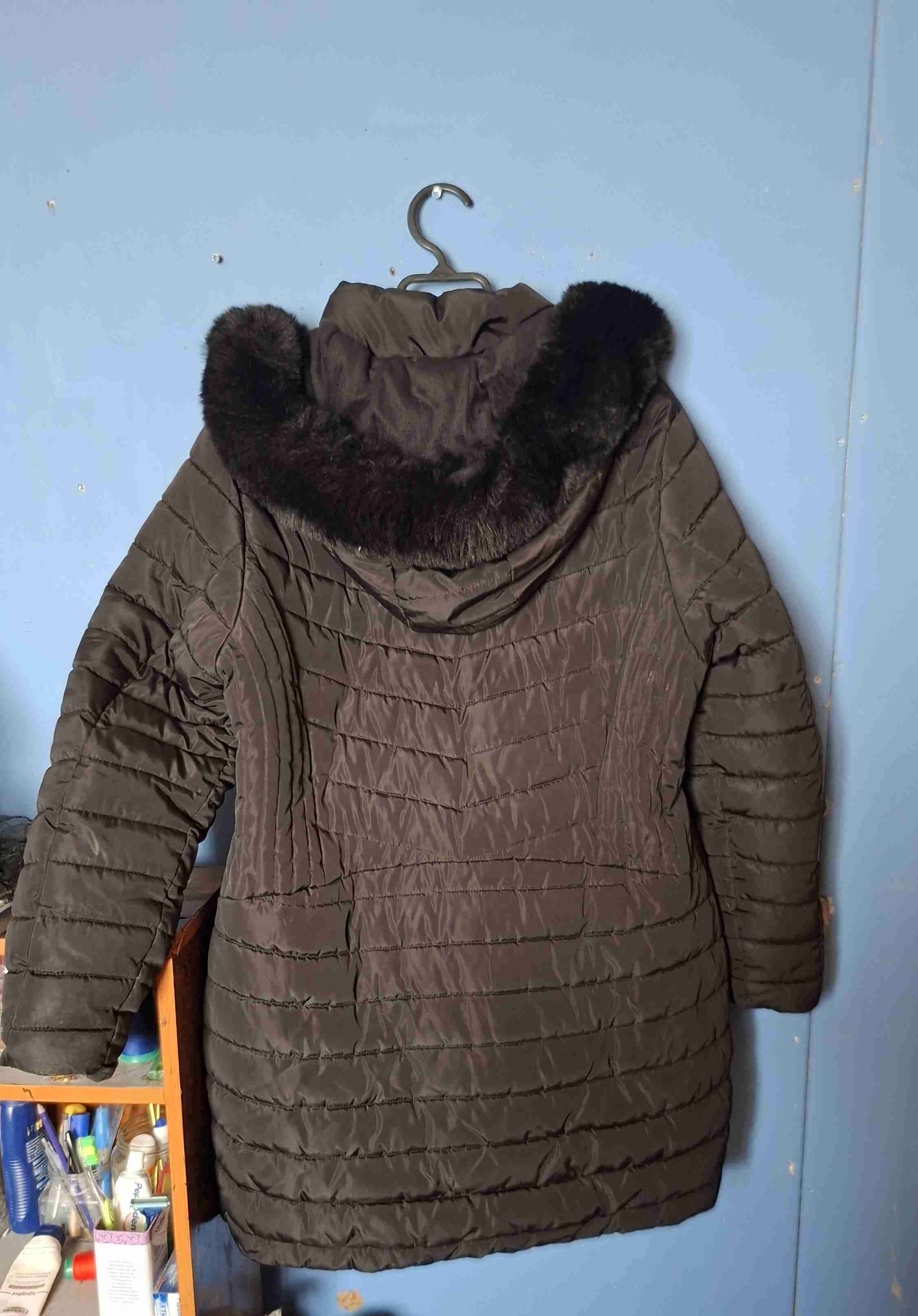 Chaqueta negra con capucha de piel - miniatura 2