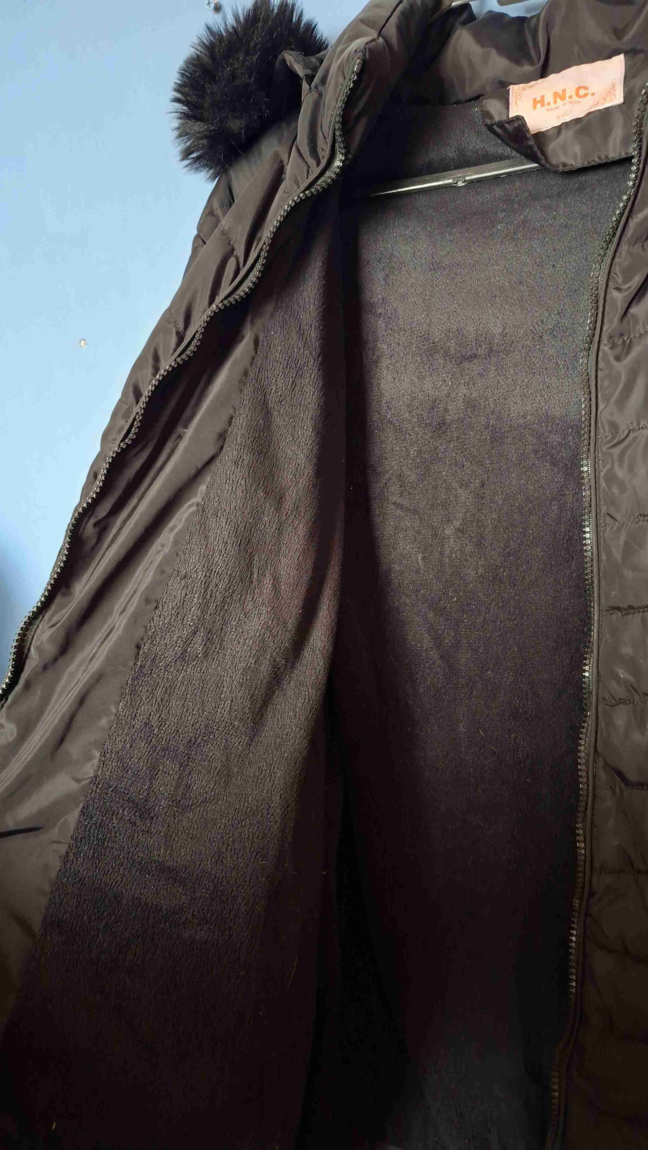 Chaqueta negra con capucha de piel - miniatura 3