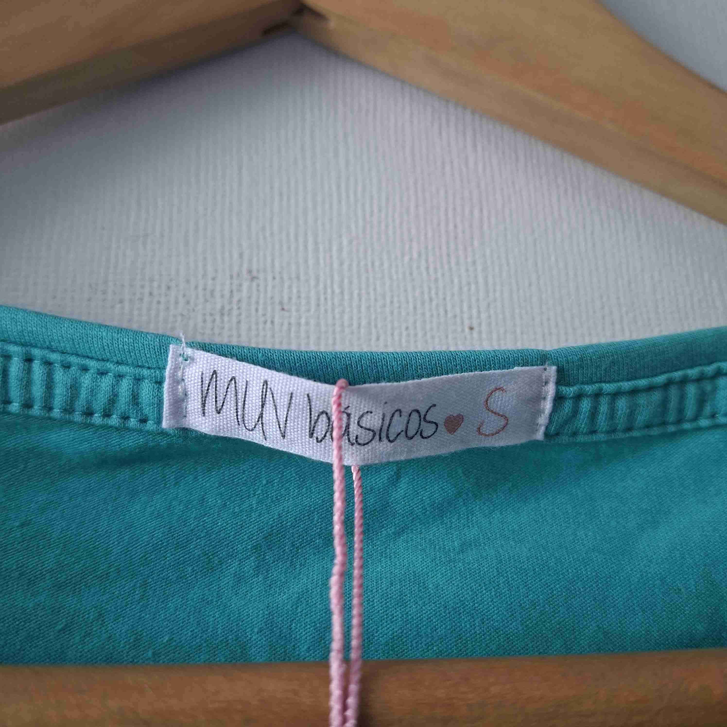 Polera turquesa con estampado - miniatura 2