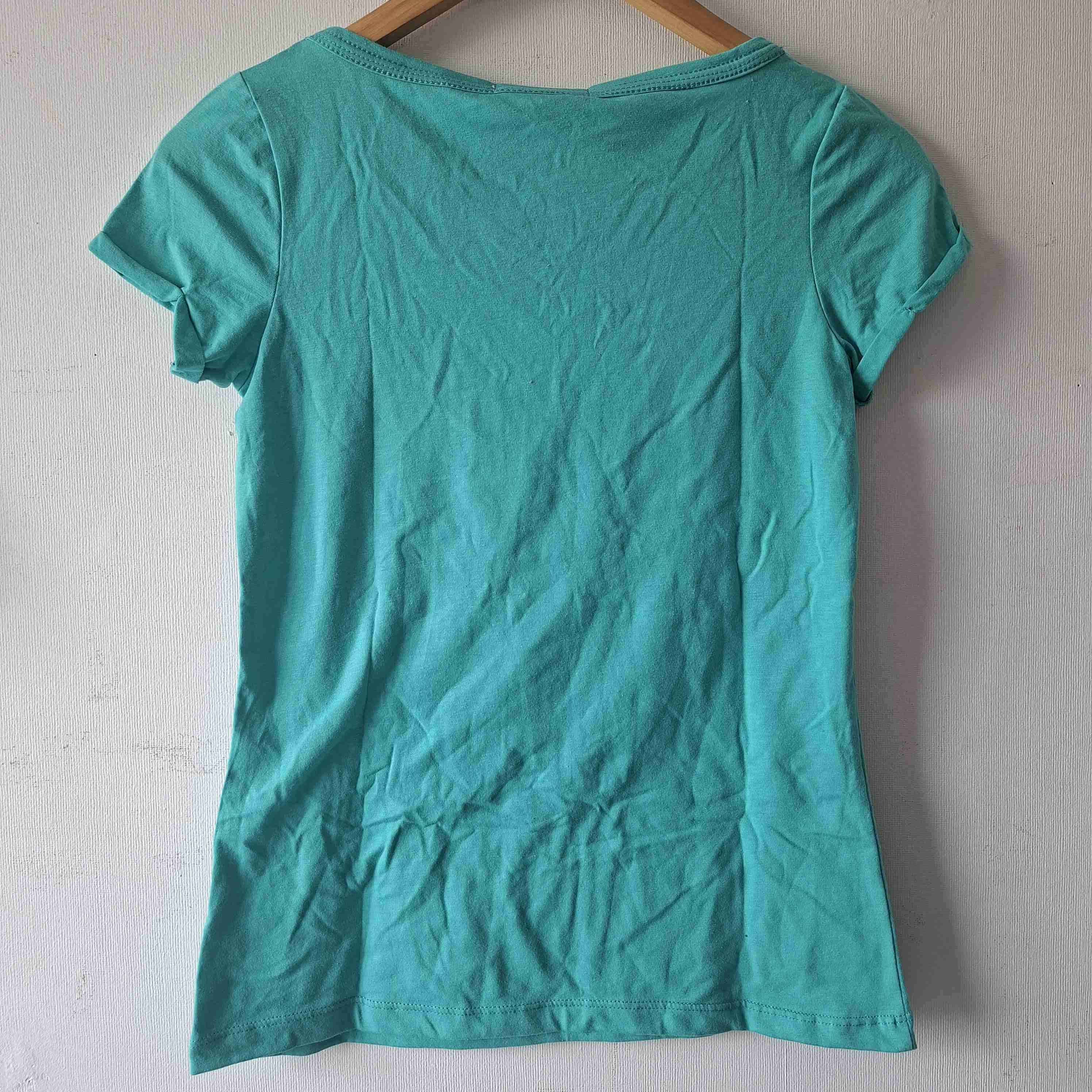 Polera turquesa con estampado - miniatura 3