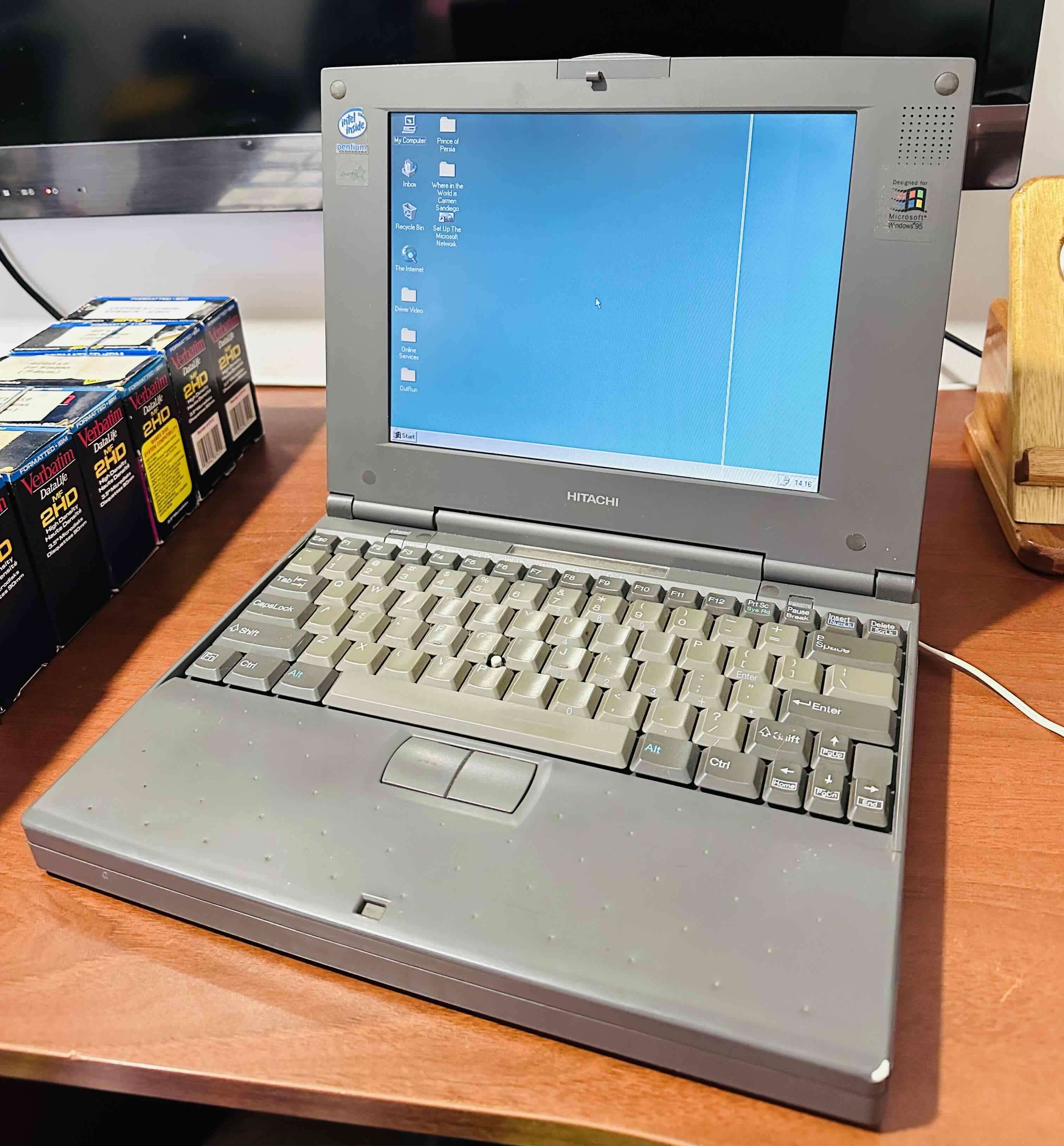 Laptop retro Hitachi con Windows 95 - miniatura 3