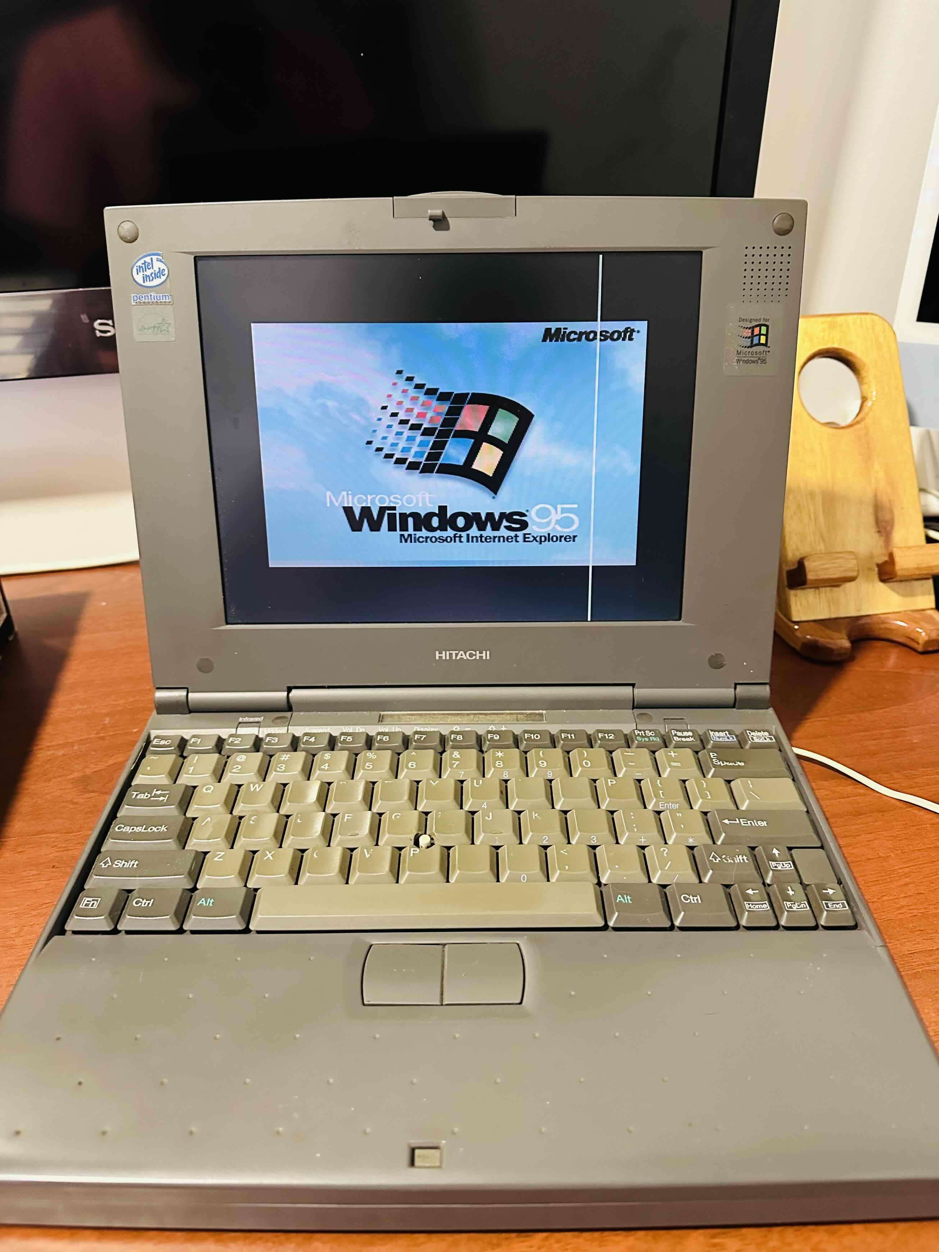 Laptop retro Hitachi con Windows 95 - miniatura 4