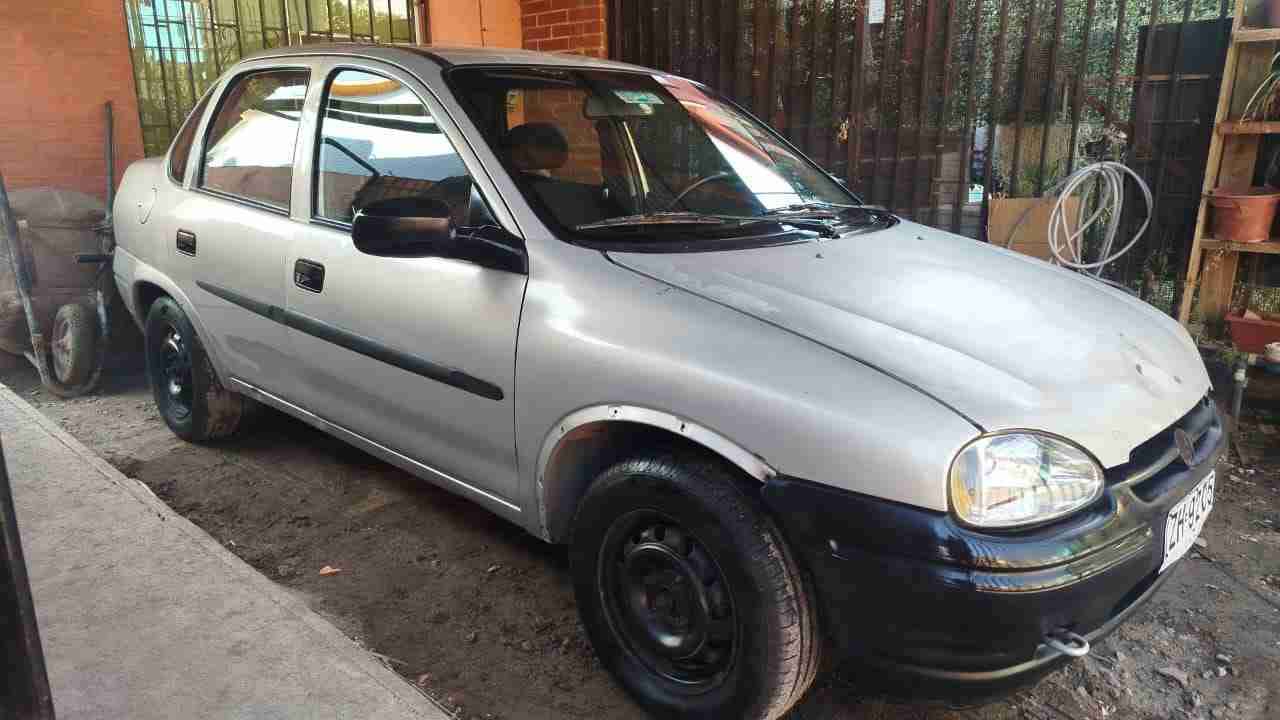 Auto sedán beige en buen estado - 1