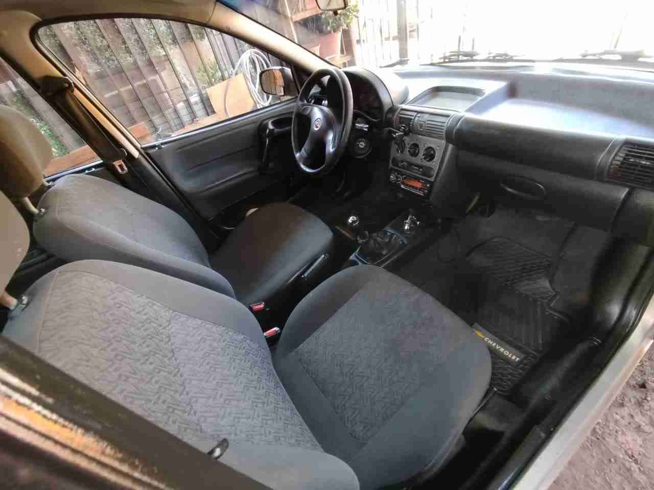 Auto sedán beige en buen estado - 2