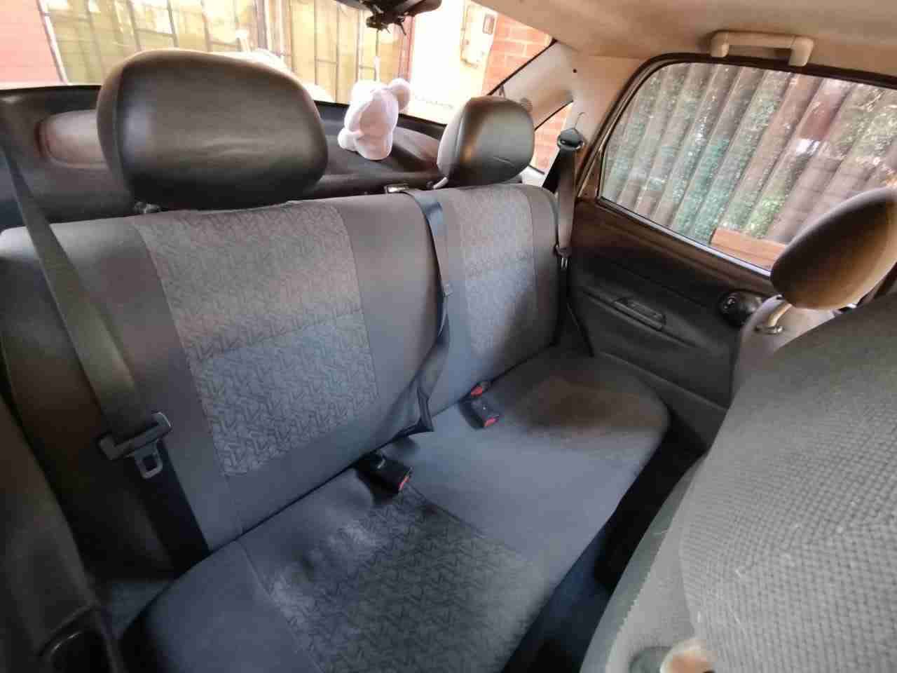 Auto sedán beige en buen estado - 3