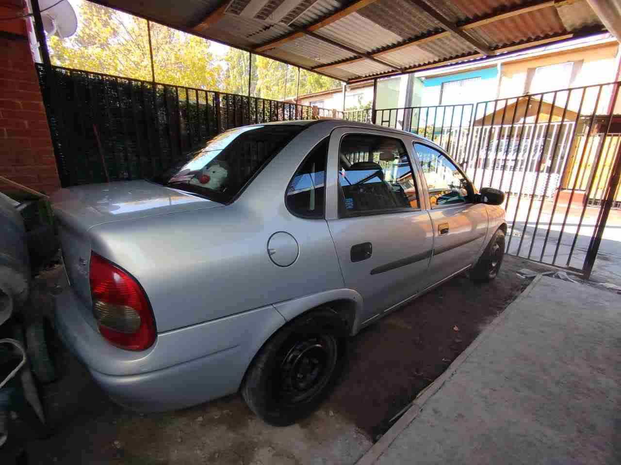 Auto sedán beige en buen estado - 4