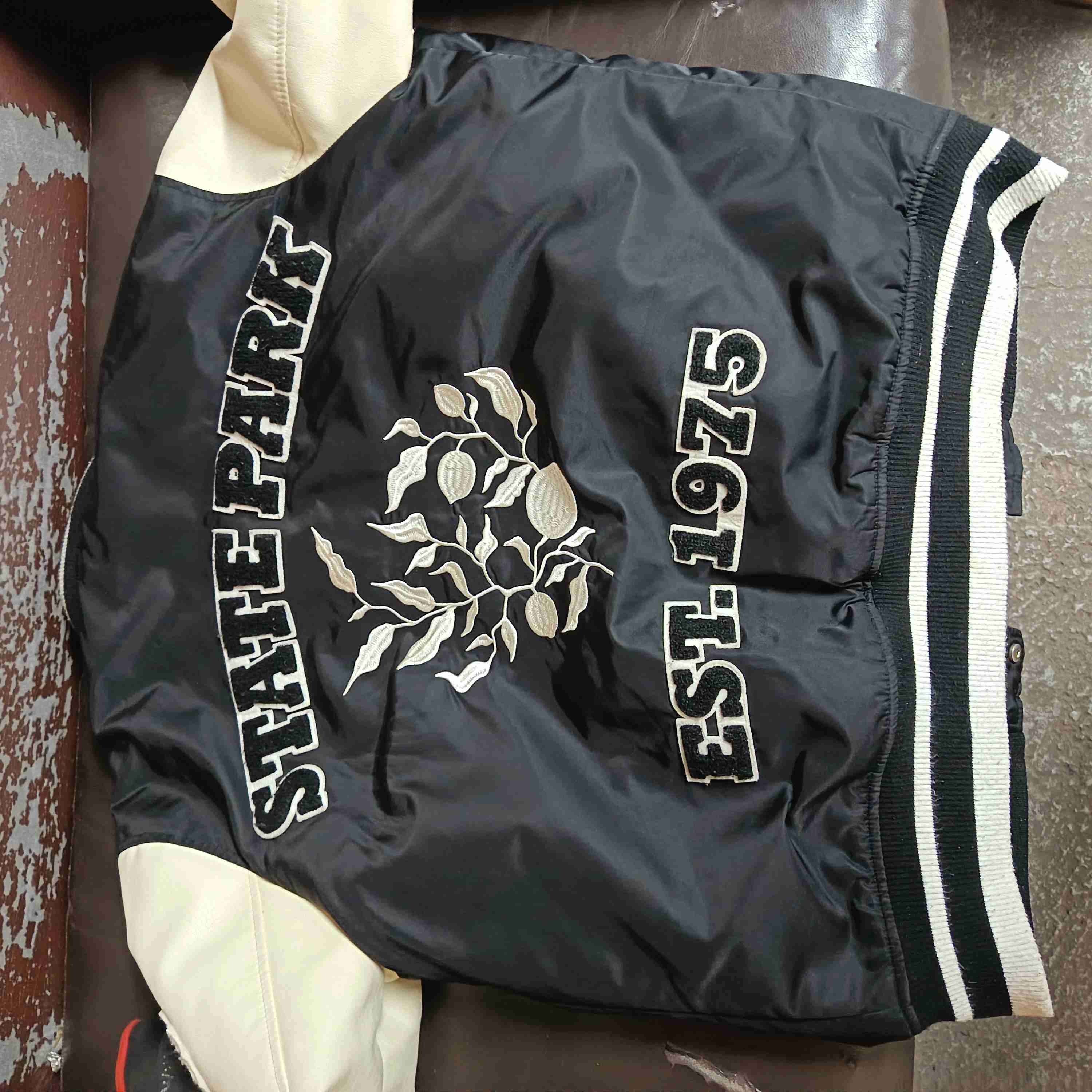 Chaqueta universitaria negra y crema - miniatura 2