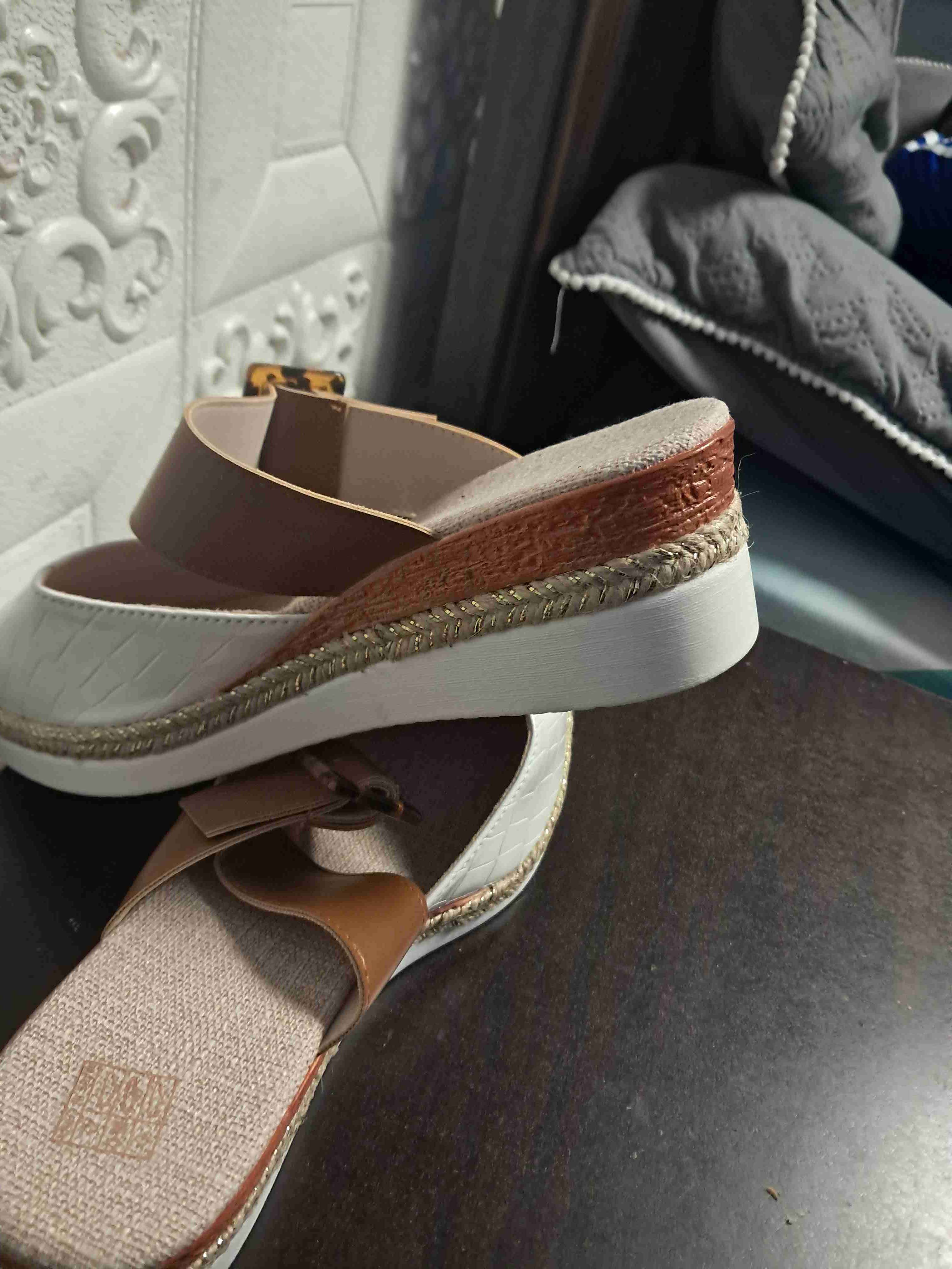 Sandalias planas blancas y café - miniatura 2