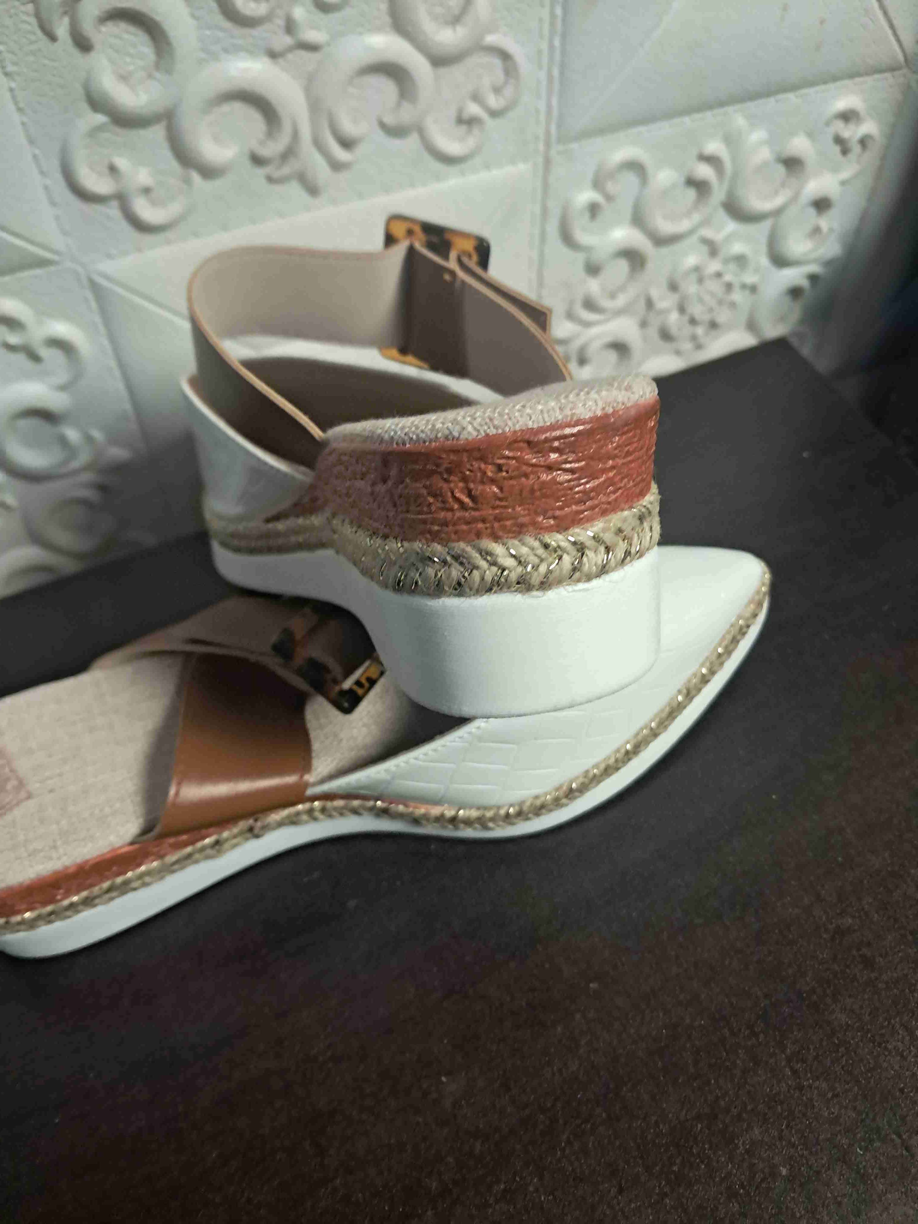 Sandalias planas blancas y café - miniatura 3