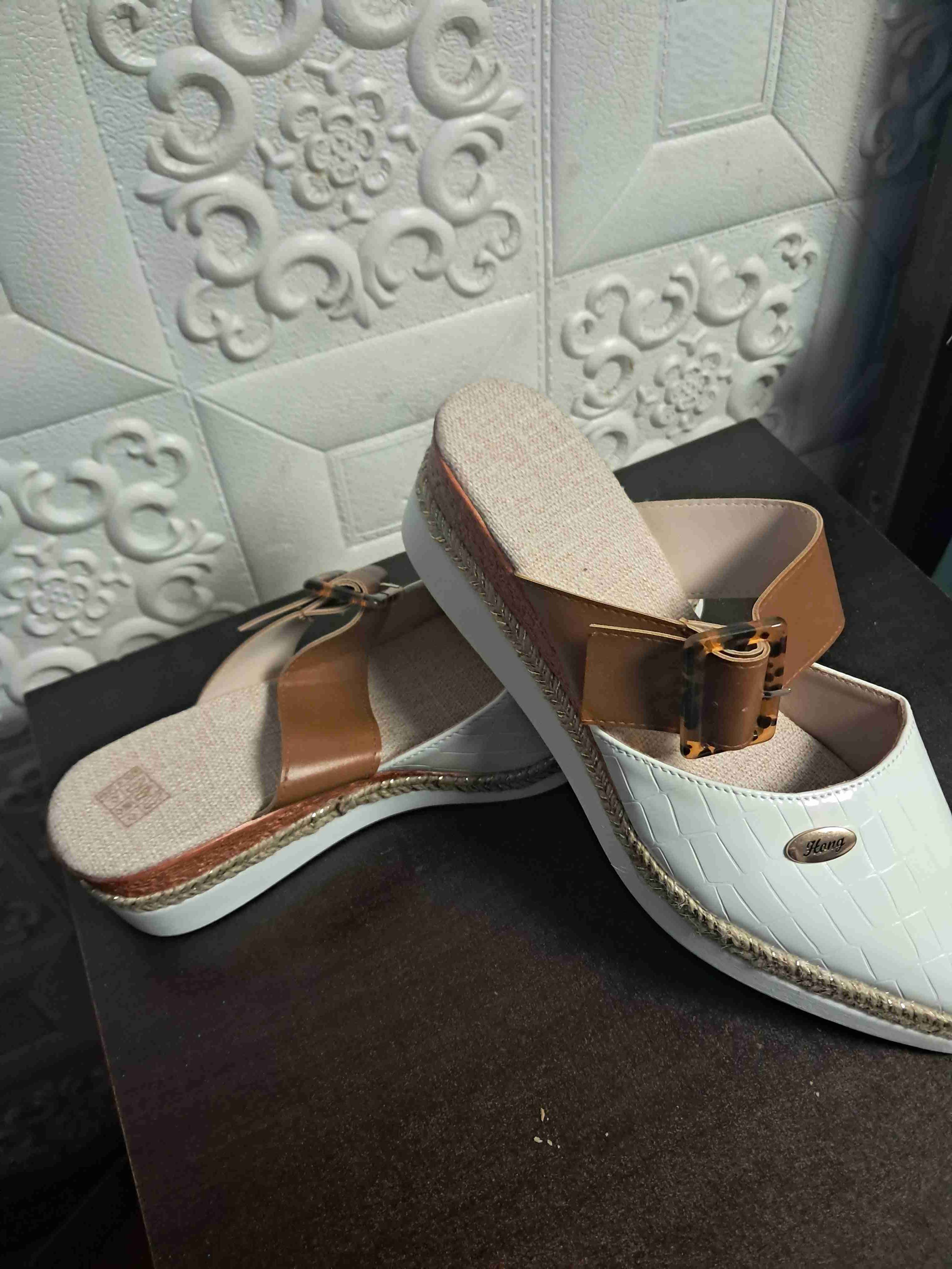 Sandalias planas blancas y café - miniatura 4