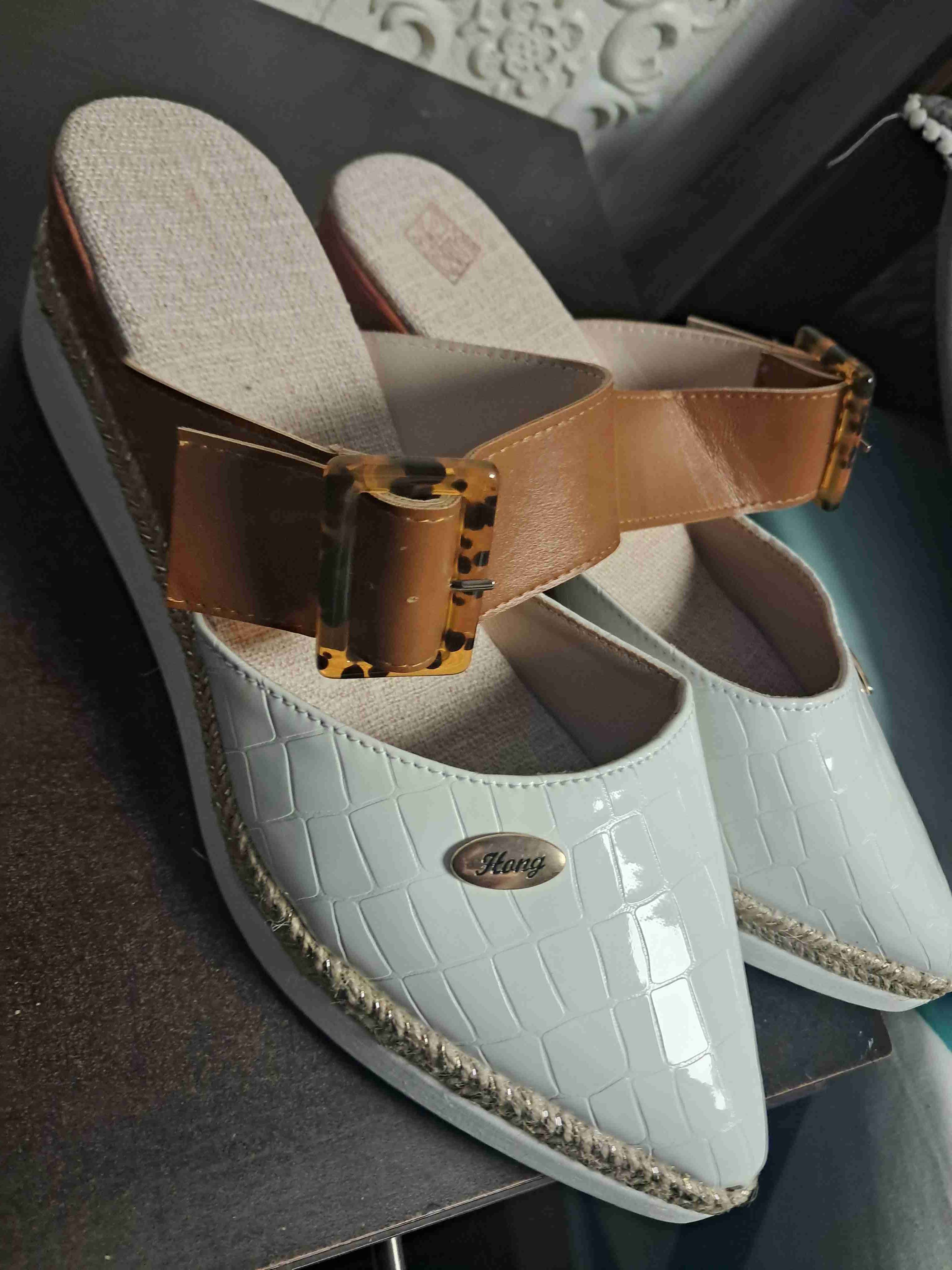 Sandalias planas blancas y café - miniatura 5