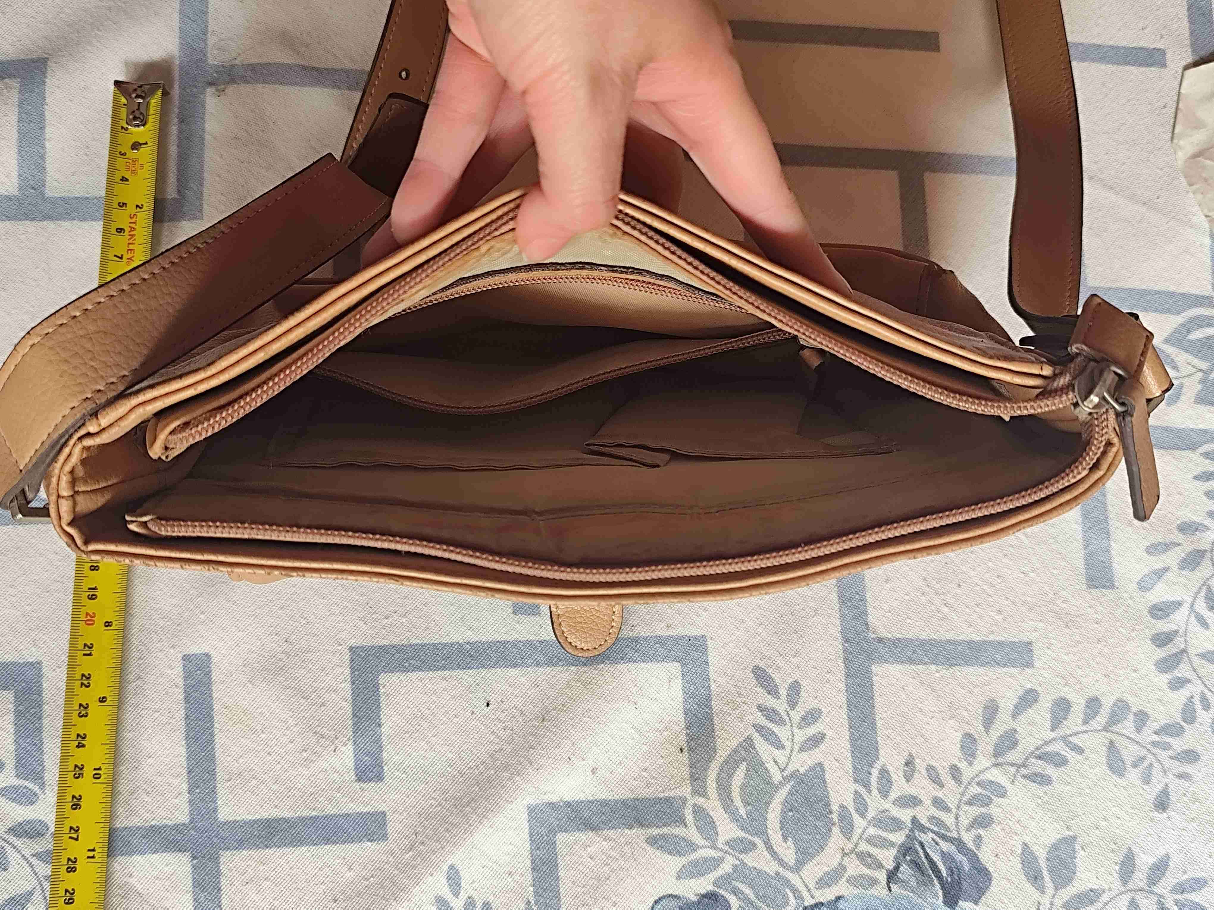 Cartera beige con hebilla - miniatura 3